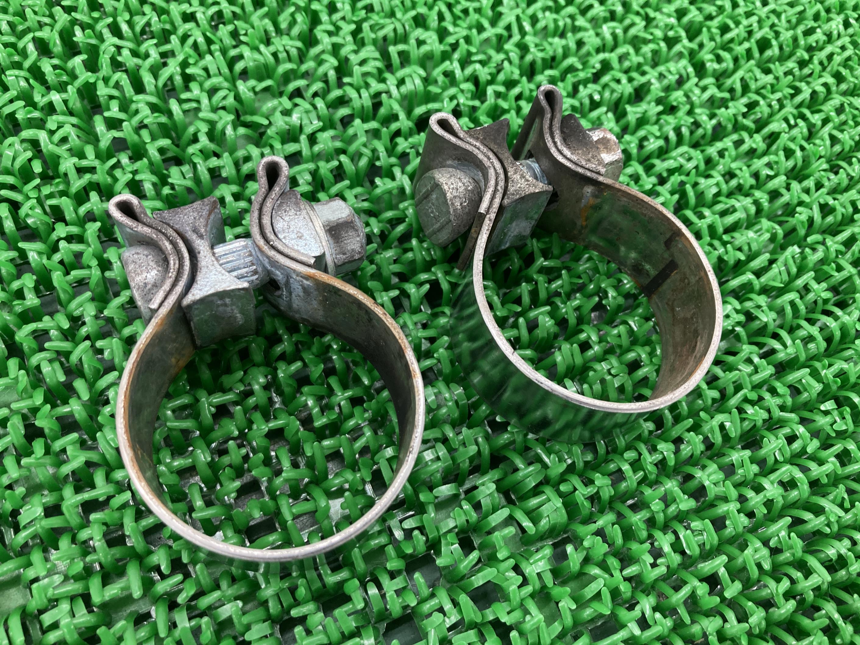 マフラークランプハーレー純正バイク部品2個セット曲がり無しサイレンサーバンドソフテイルダイナツーリング車検Genuine【中古】 21