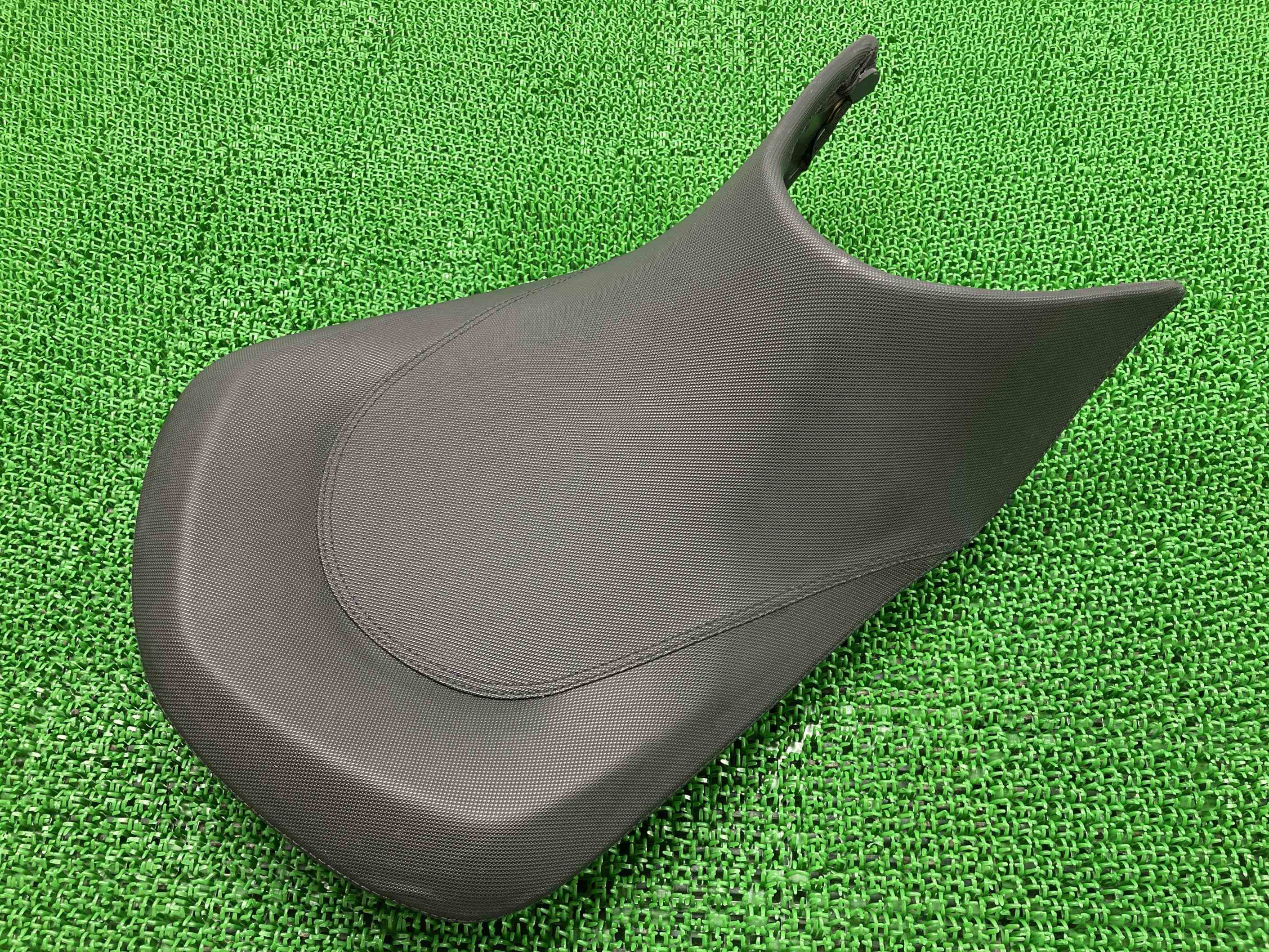 690デューク フロントシート VBKLDT409EM764*** KTM 純正 バイク 部品 VBKLDT409 ローシート 破れ無し 品薄 車検 Genuine 【中古】 40