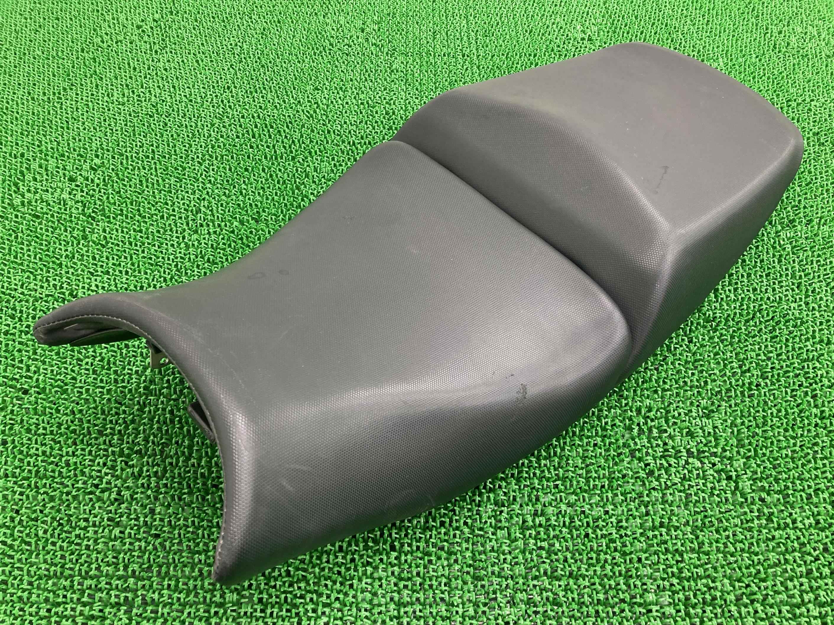 バンディット1250F シート GW72A-104*** スズキ 純正 バイク 部品 GW72A 修復素材や張替えベースに 品薄 希少品 タンデムシート 車検 Genuine 【中古】 82｜ティーエスパーツ　店