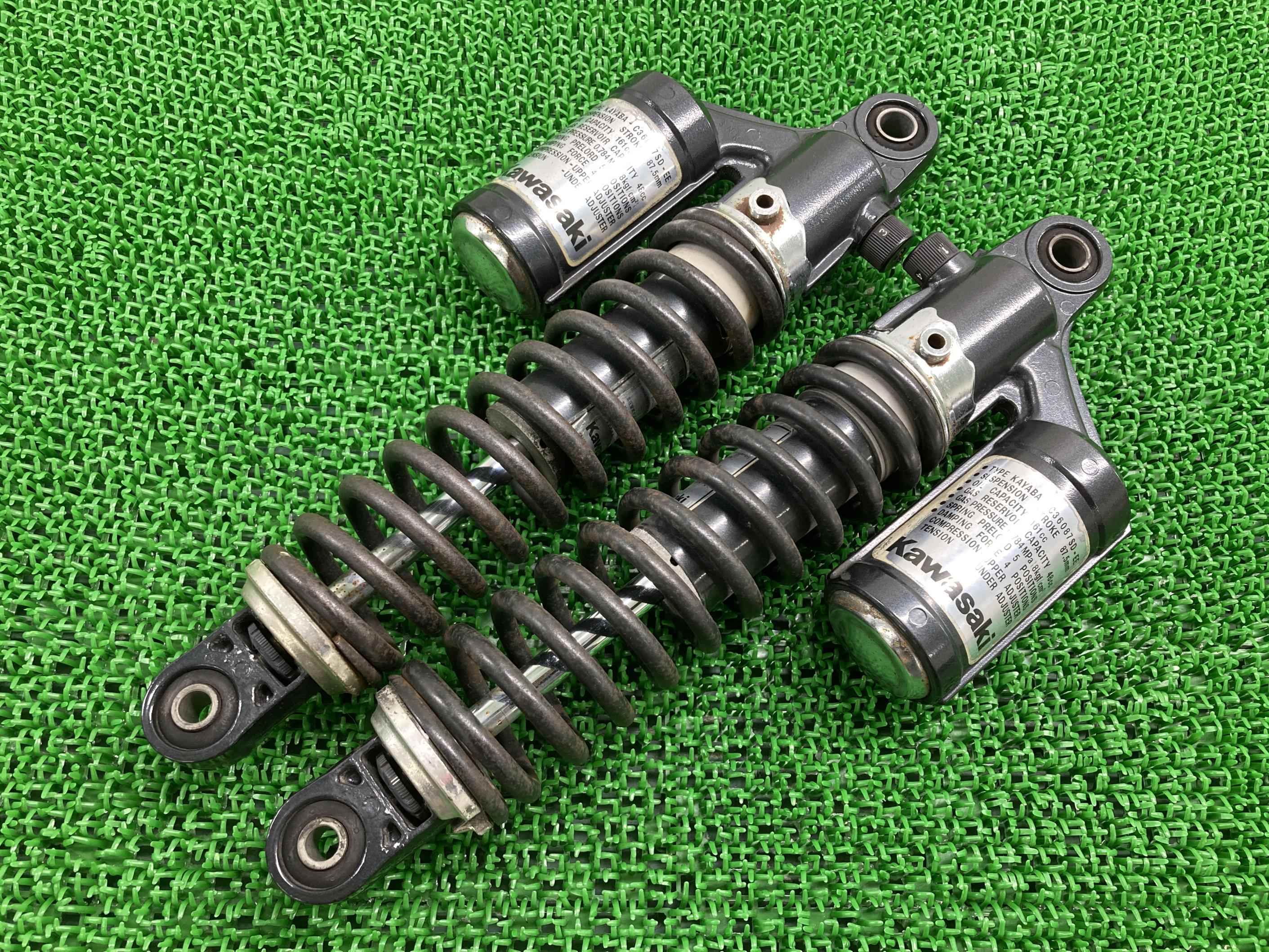 ゼファー1100リアサスペンション左右カワサキ純正バイク部品ZRT10Aピッチ350mmリアショック曲がり無し品薄希少品車検Genuine【中古】 33
