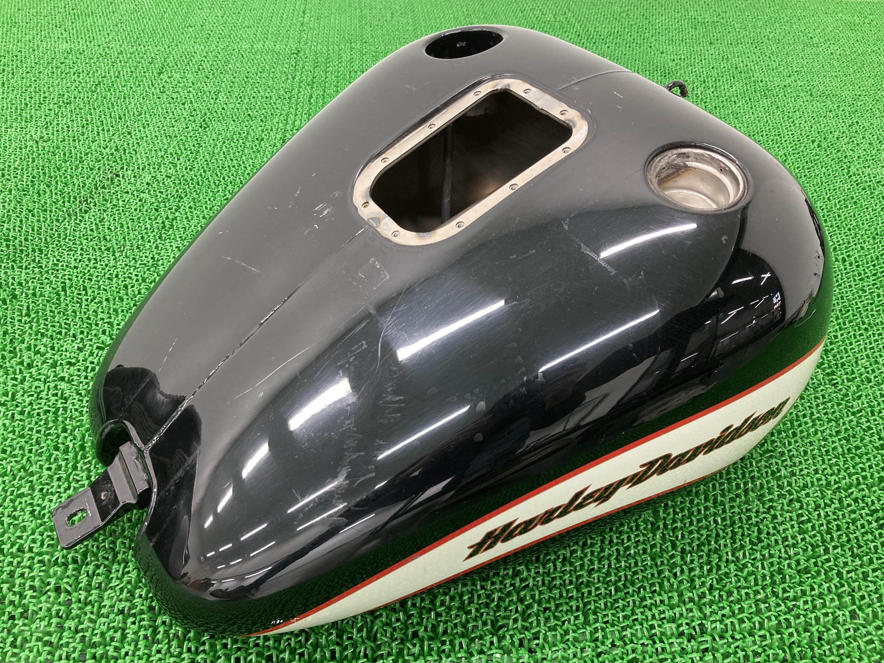FLST1450タンク黒5HD1JEY106Y022***ハーレー純正バイク部品2006年式外し5HD1JEY10ソフテイル修復素材やペイント素材にコケキズ無し車検Genuine【中古】 52