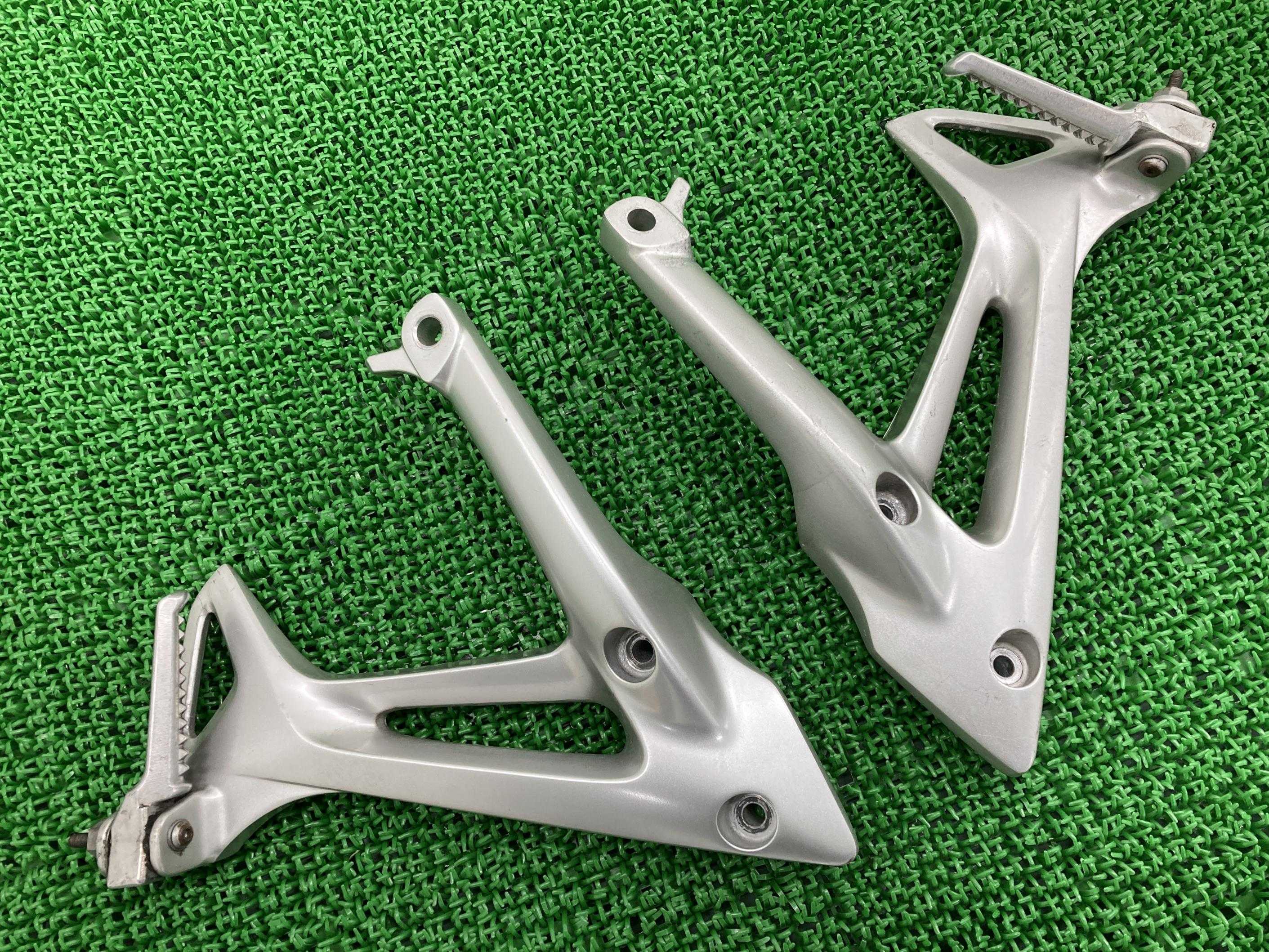 VFR タンデムステップ 左右 ホンダ 純正 バイク 部品 RC46 ステップペグ コケキズ無し 品薄 希少品 車検 Genuine 【中古】 85