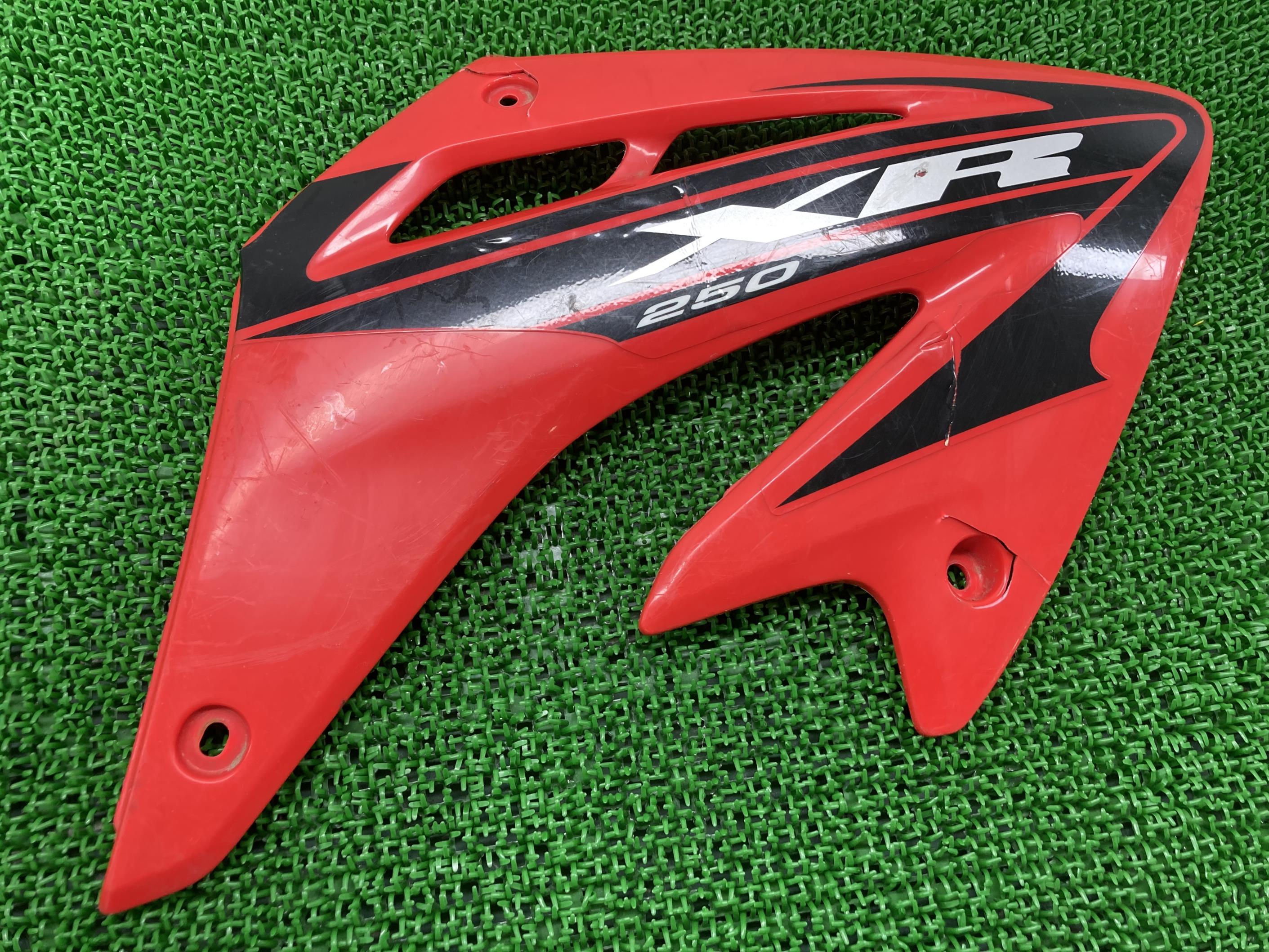 XR250 シュラウド 右 赤 ホンダ 純正 バイク 部品 MD30 修復素材に 品薄 希少品 車検 Genuine 【中古】 93