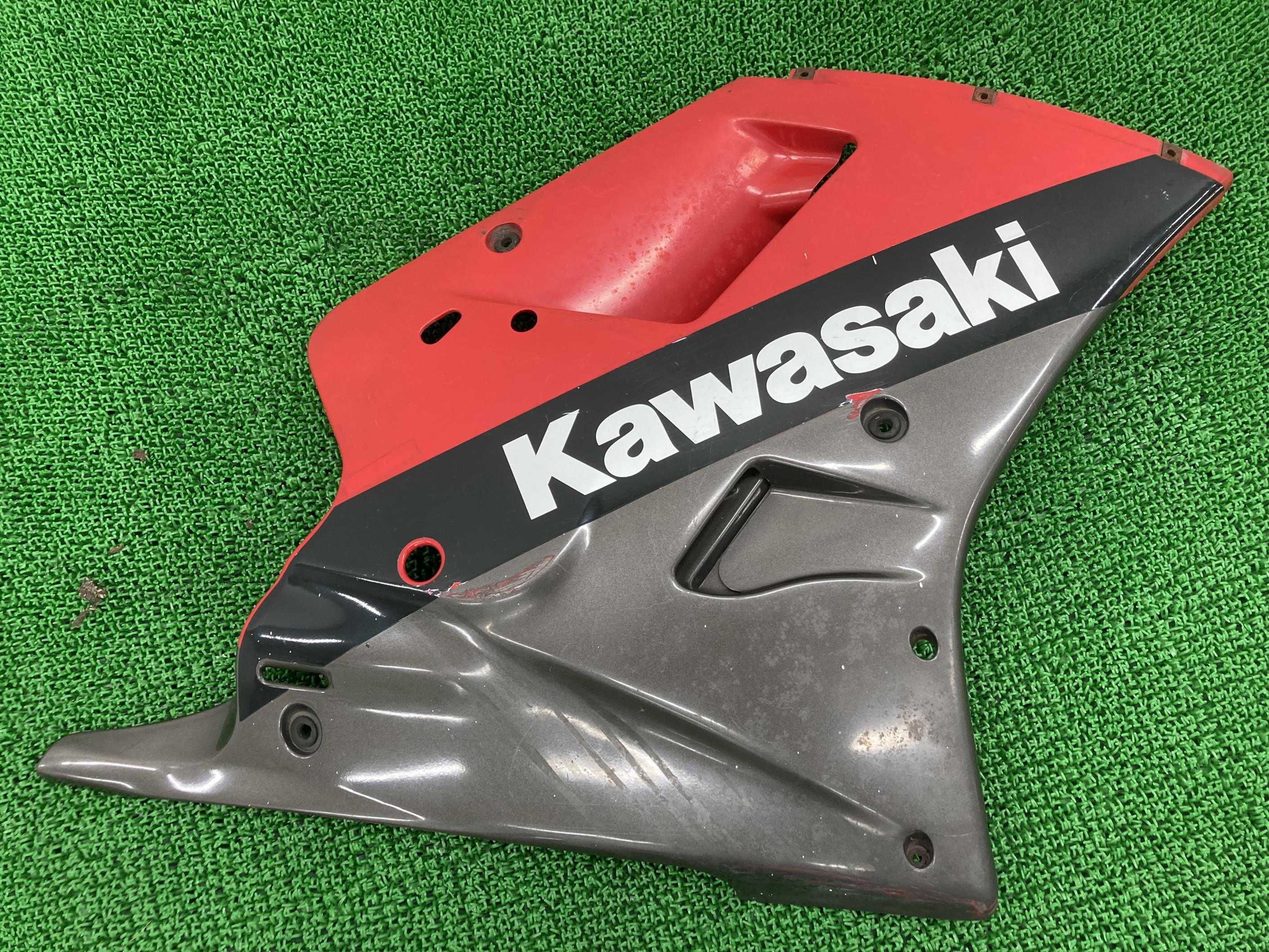 ZXR250サイドカウル右赤/ガンMZX250A-006***カワサキ純正バイク部品ZX250Aサイドアンダーカウル修復素材やペイント素材に品薄希少品車検Genuine【中古】 68