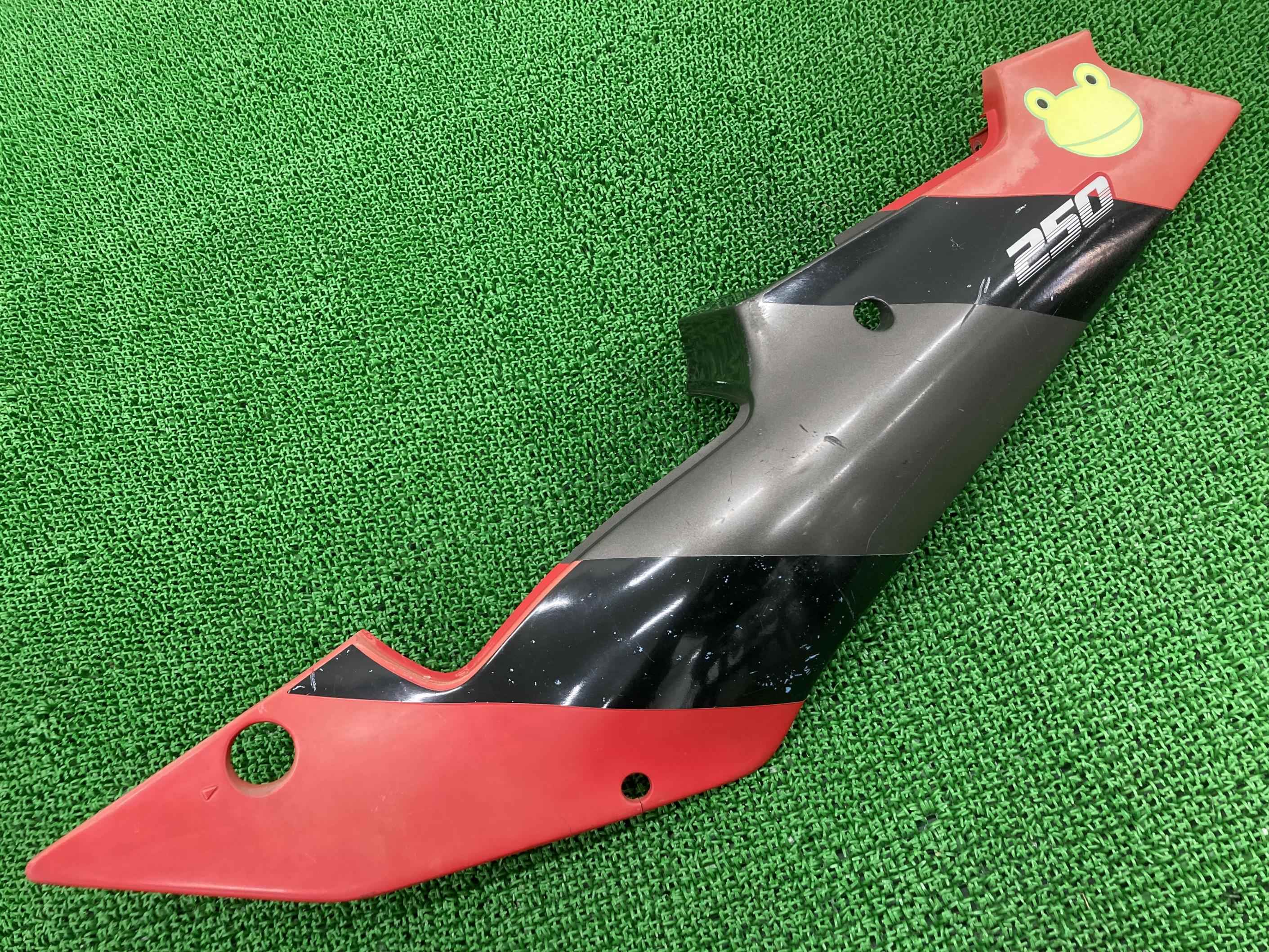 ZXR250 シートカウル 左 赤/ガンM ZX250A-006*** カワサキ 純正 バイク 部品 ZX250A サイドカウル テールカウル 修復素材やペイント素材に コケキズ無し 車検 Genuine 【中古】 67