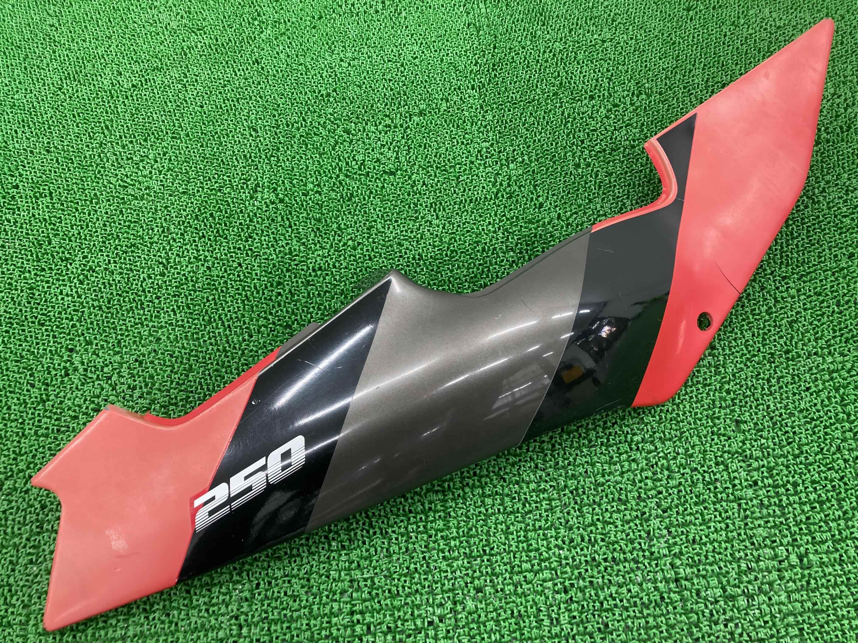 ZXR250 シートカウル 右 赤/ガンM ZX250A-006*** カワサキ 純正 バイク 部品 ZX250A サイドカウル テールカウル 修復素材やペイント素材に コケキズ無し 車検 Genuine 【中古】 66｜ティーエスパーツ　店