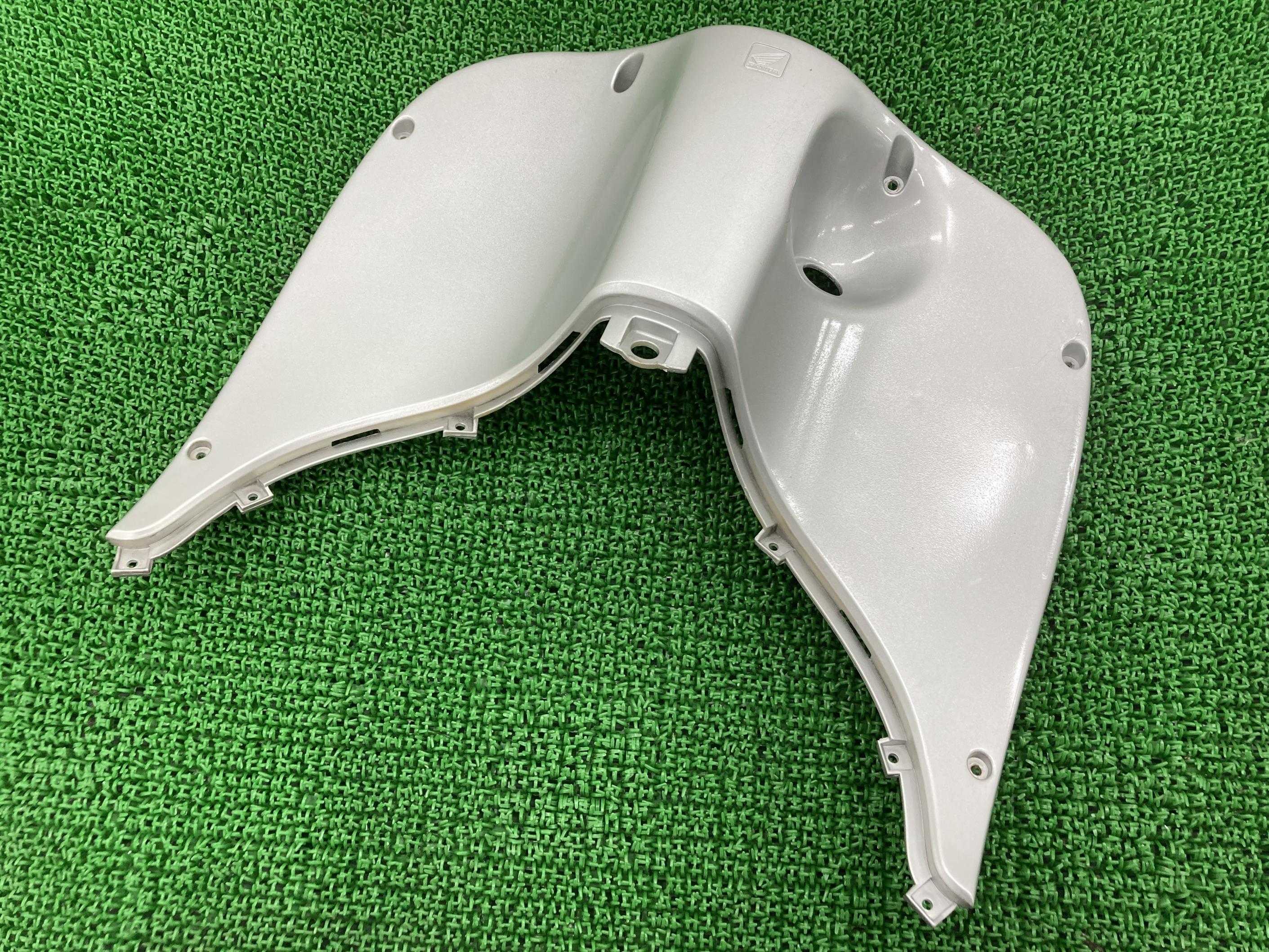 ジョーカー50 インナーカバー 上 銀 ホンダ 純正 バイク 部品 AF42 修復素材やペイント素材に 品薄 希少品 車検 Genuine 【中古】 64