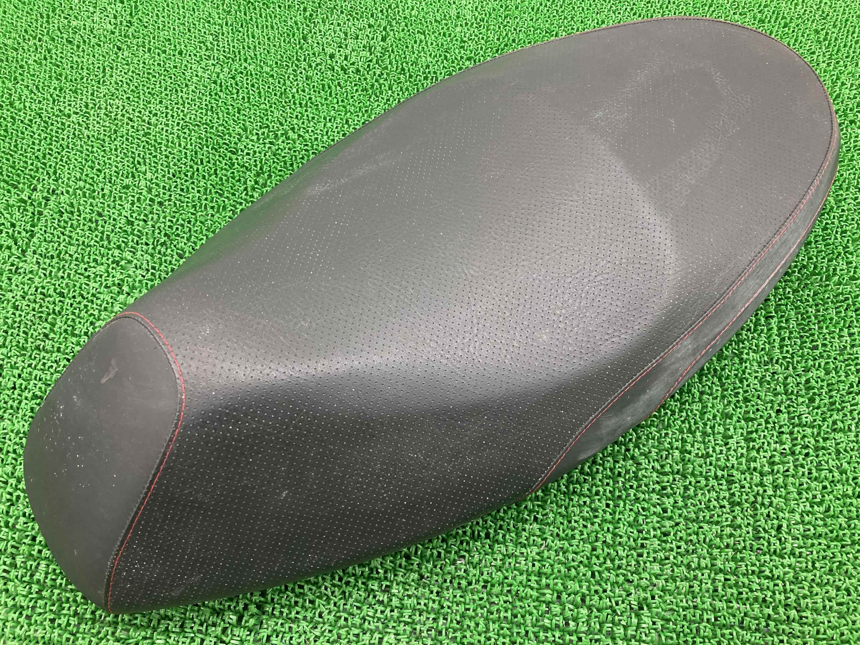 シグナスX125シートヤマハ純正バイク部品SED8J4型破れ無し品薄希少品車検Genuine【中古】 39｜ティーエスパーツ　店