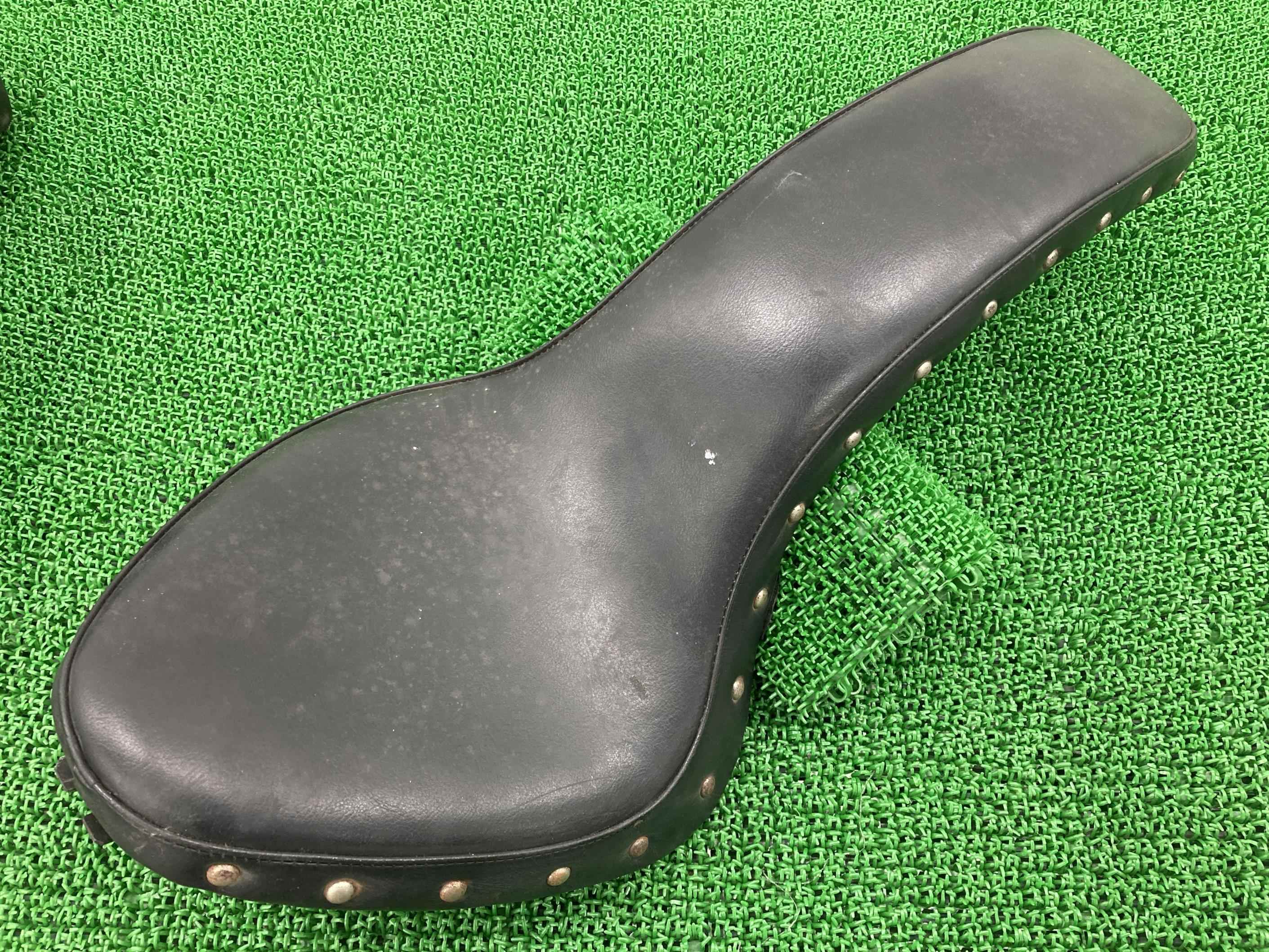 アメリカンドリームス製ドラッグスター400シート社外バイク部品VH01Jコブラシートダブルシートスタッド付き修復素材や張り替えベースに【中古】 33