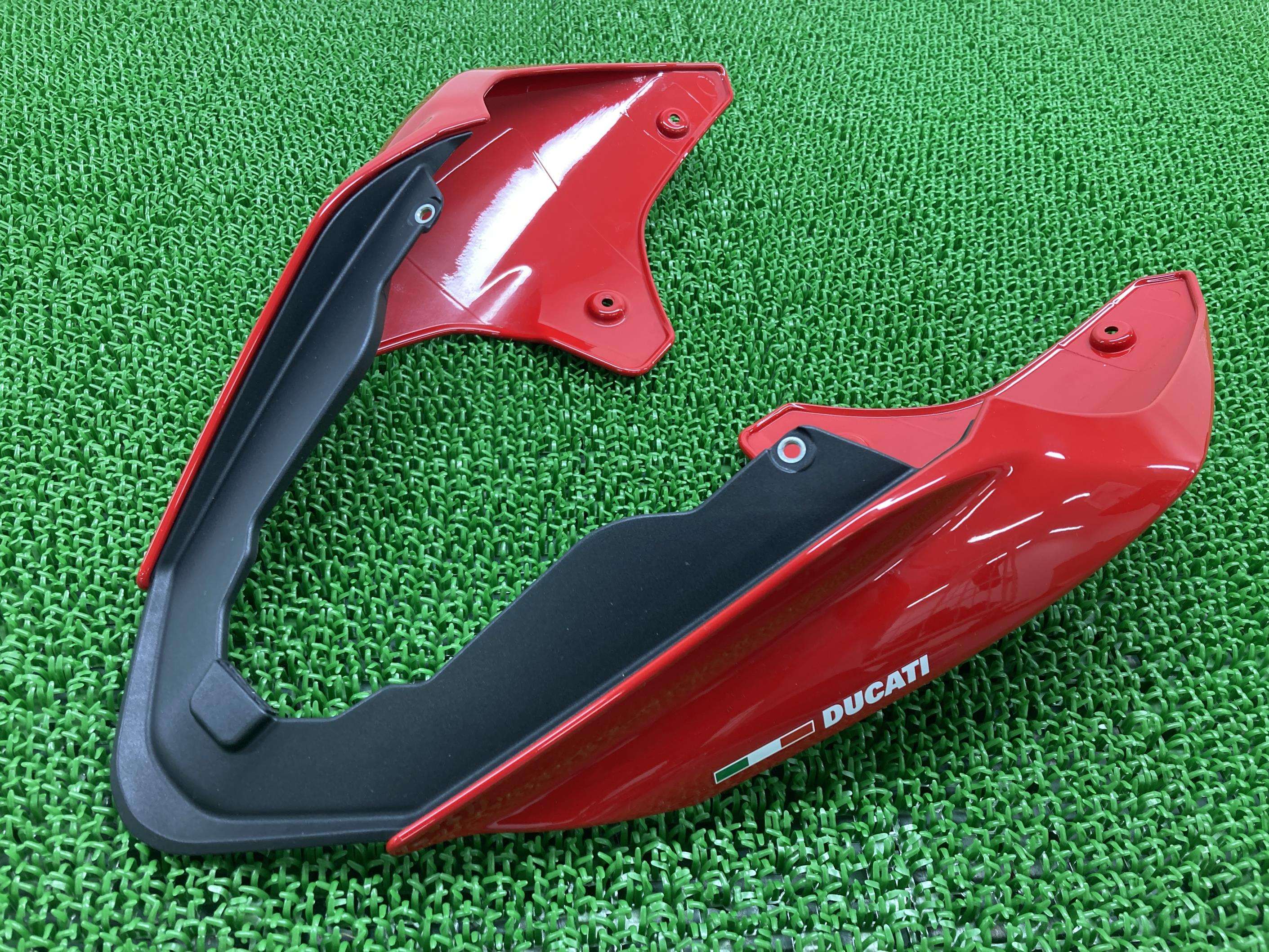 パニガーレV2 V4 S テールカウル 赤 ドゥカティ 純正 バイク 部品 Panigale シートカウル 綺麗 良品 車検 Genuine 【中古】 98｜ティーエスパーツ　店