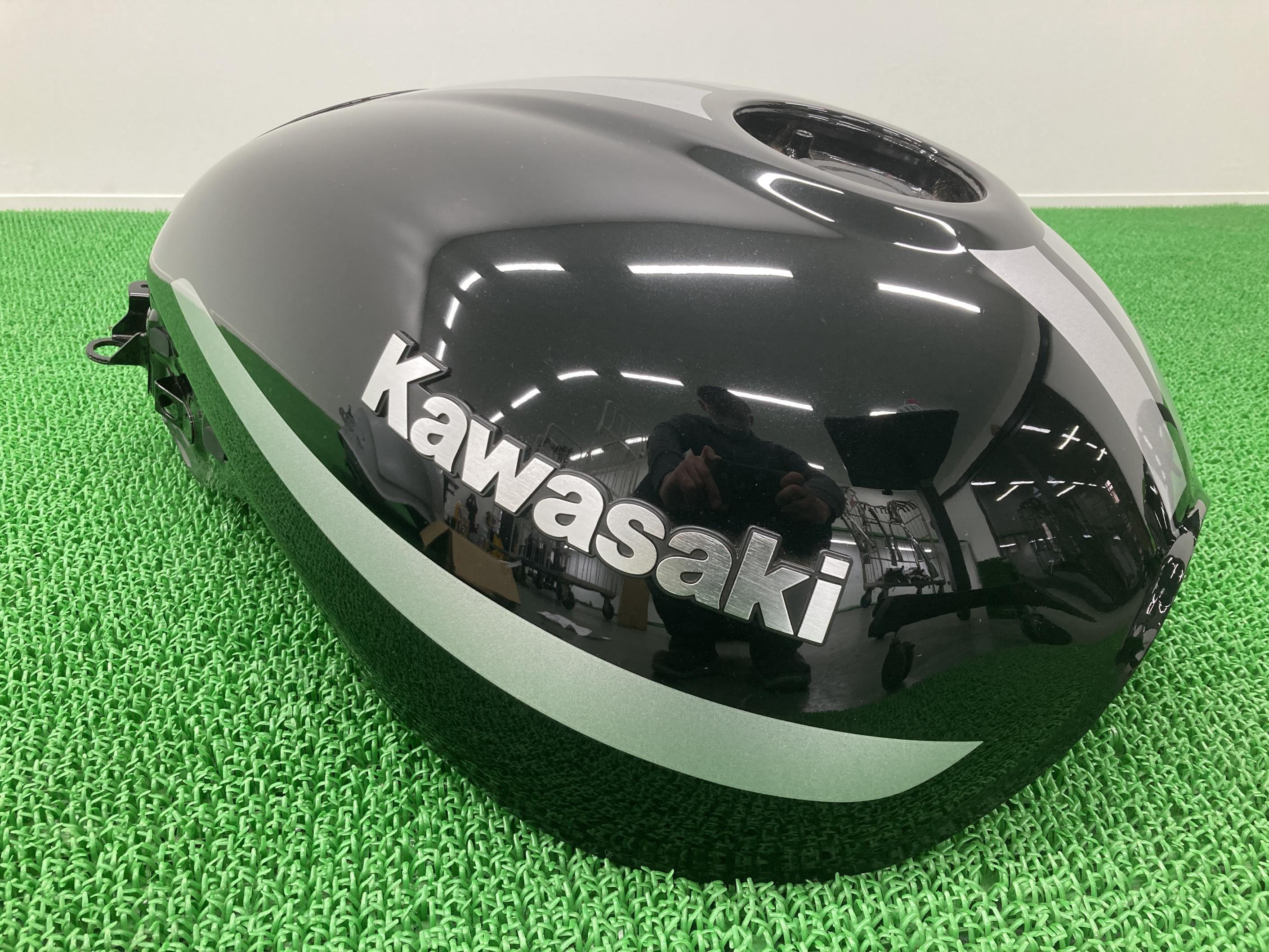 Z900RSカフェタンク黒カワサキ純正バイク部品ZR900Cペイント素材にコケキズ無し品薄希少品車検Genuine【中古】 97