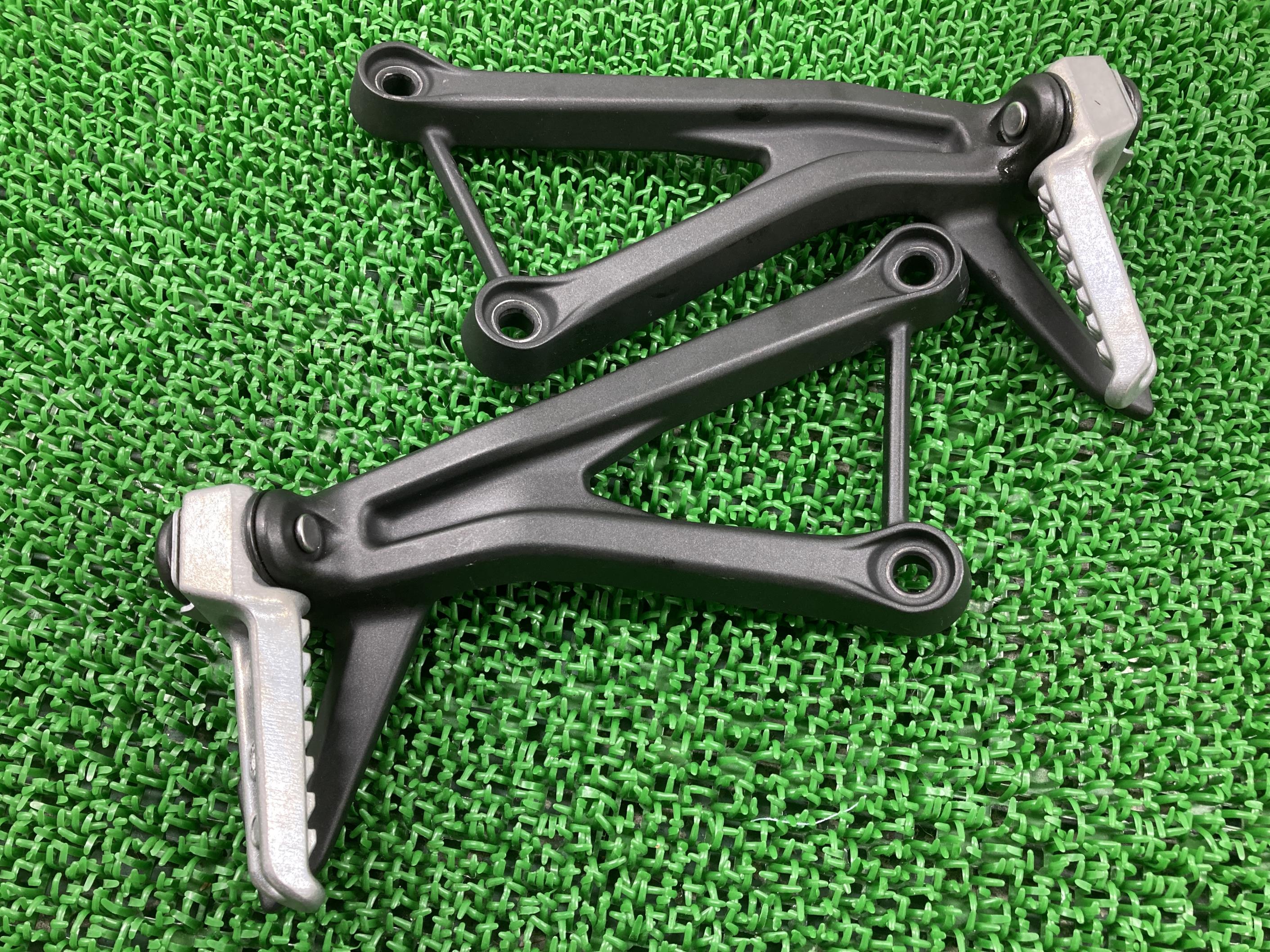 贅沢品 ZX-25R タンデムステップ 左右 カワサキ 純正 バイク 部品 