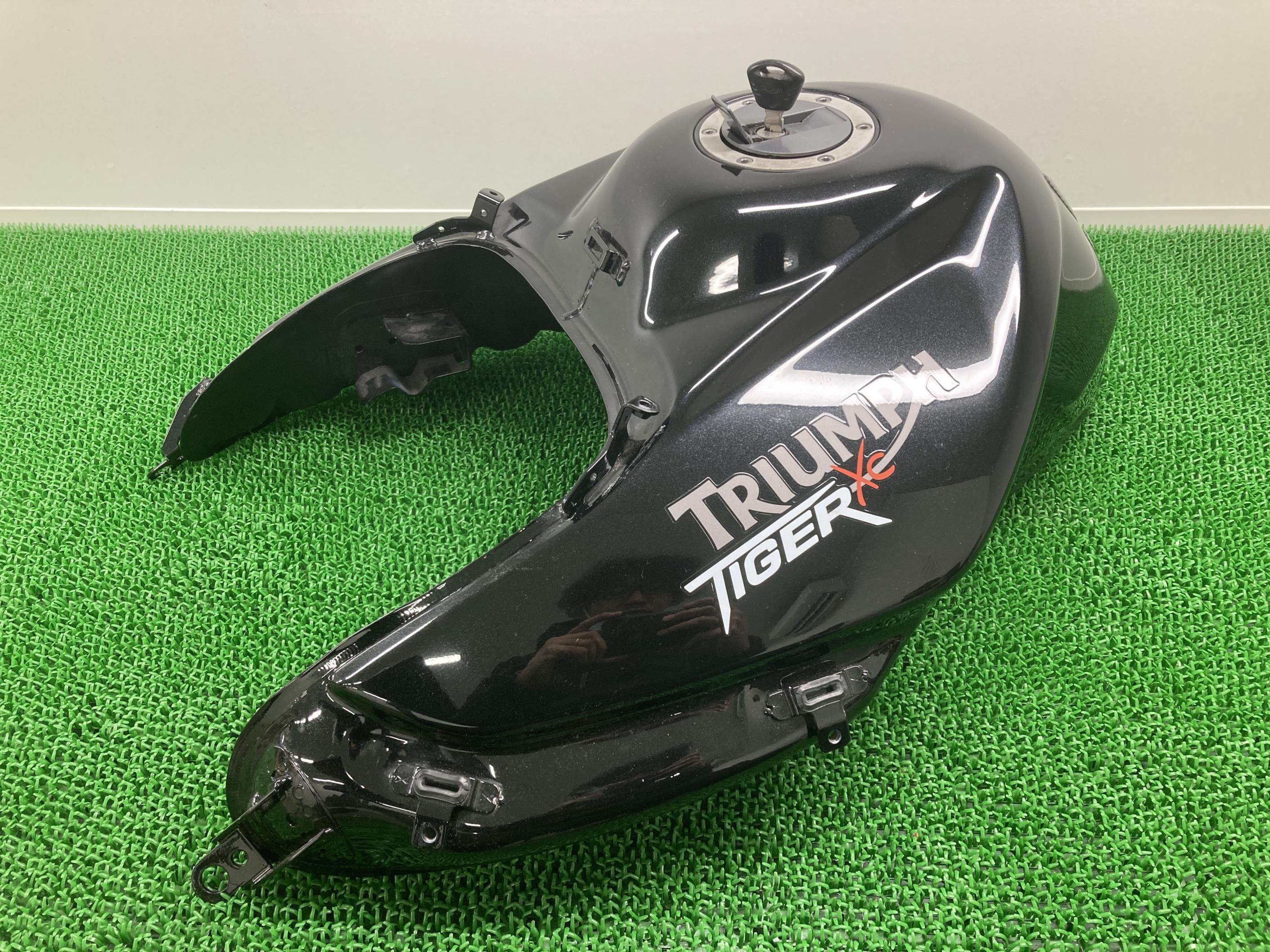 タイガー800XCタンク黒Mトライアンフ(TRIUMPH)純正バイク部品コンディション良好コケキズ無し凹み無し品薄希少品車検Genuine【中古】 86｜ティーエスパーツ　店