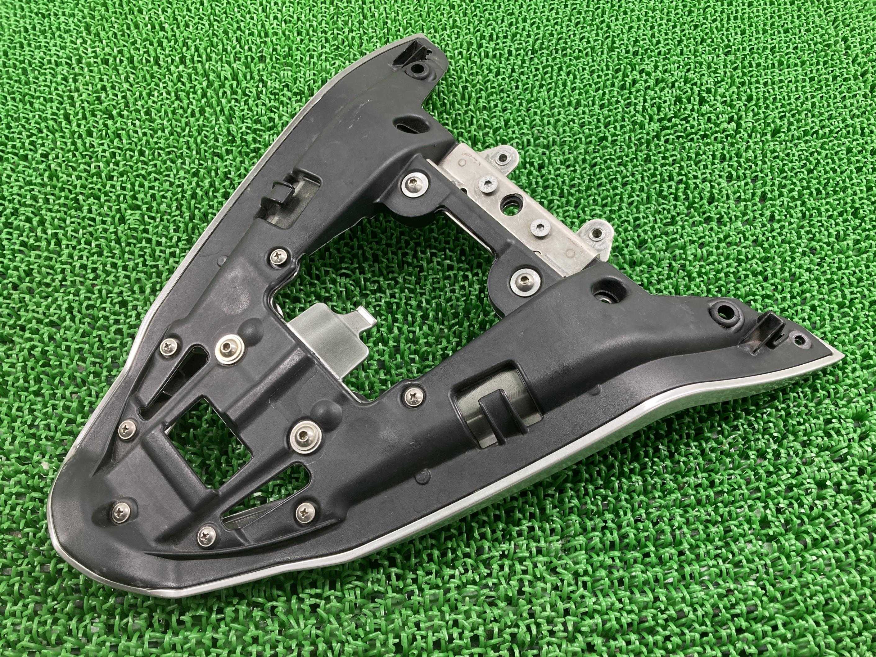 トゥオーノV4Rタンデムシートベースアプリリア純正バイク部品TUONOタンデムシートカウルリアフェンダー割れ欠け無し品薄車検Genuine【中古】 47