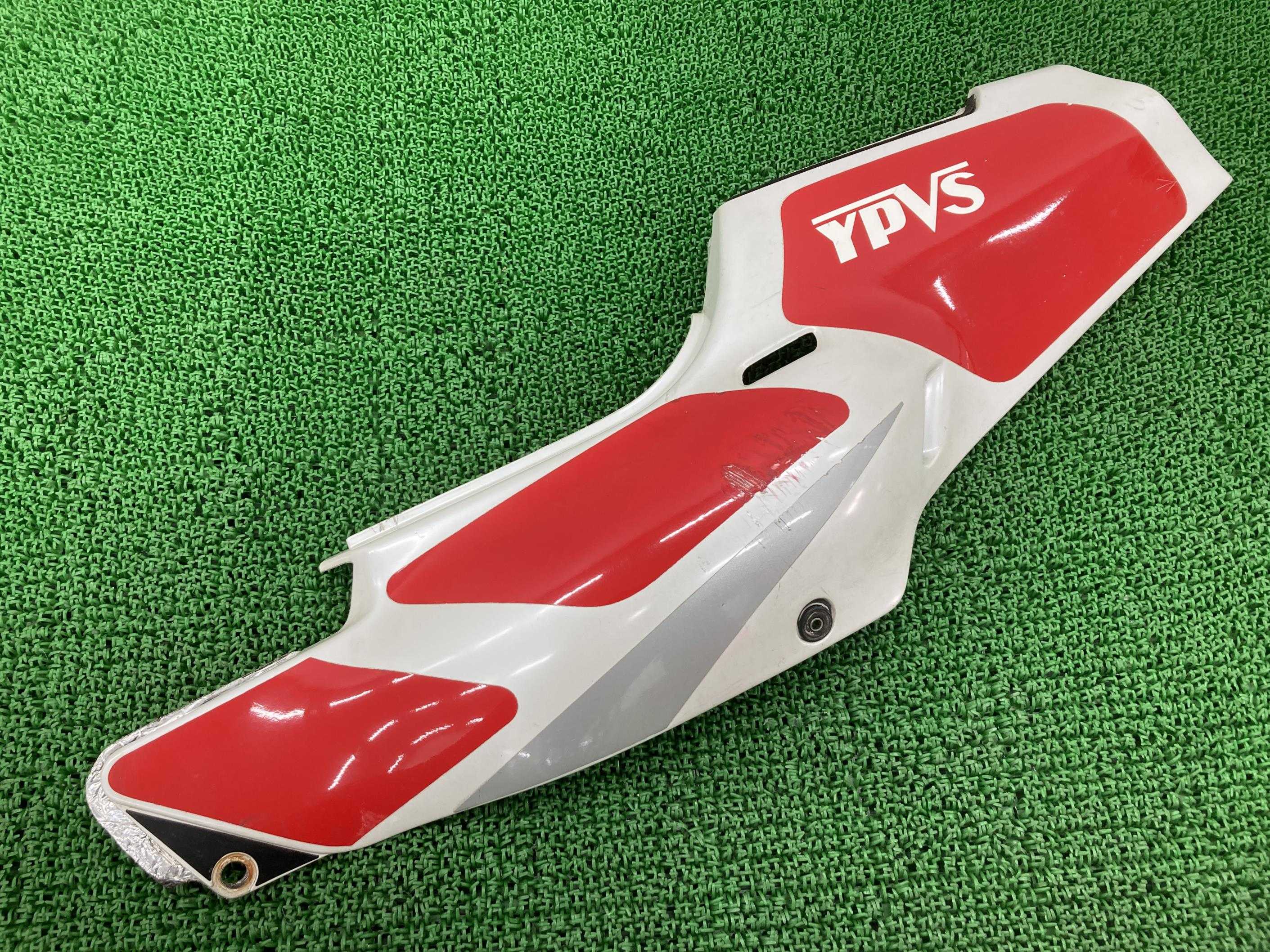 TZR250シートカウル左赤/白ヤマハ純正バイク部品3MAテールカウルペイント素材に割れ欠け無し品薄希少品車検Genuine【中古】 50｜ティーエスパーツ　店