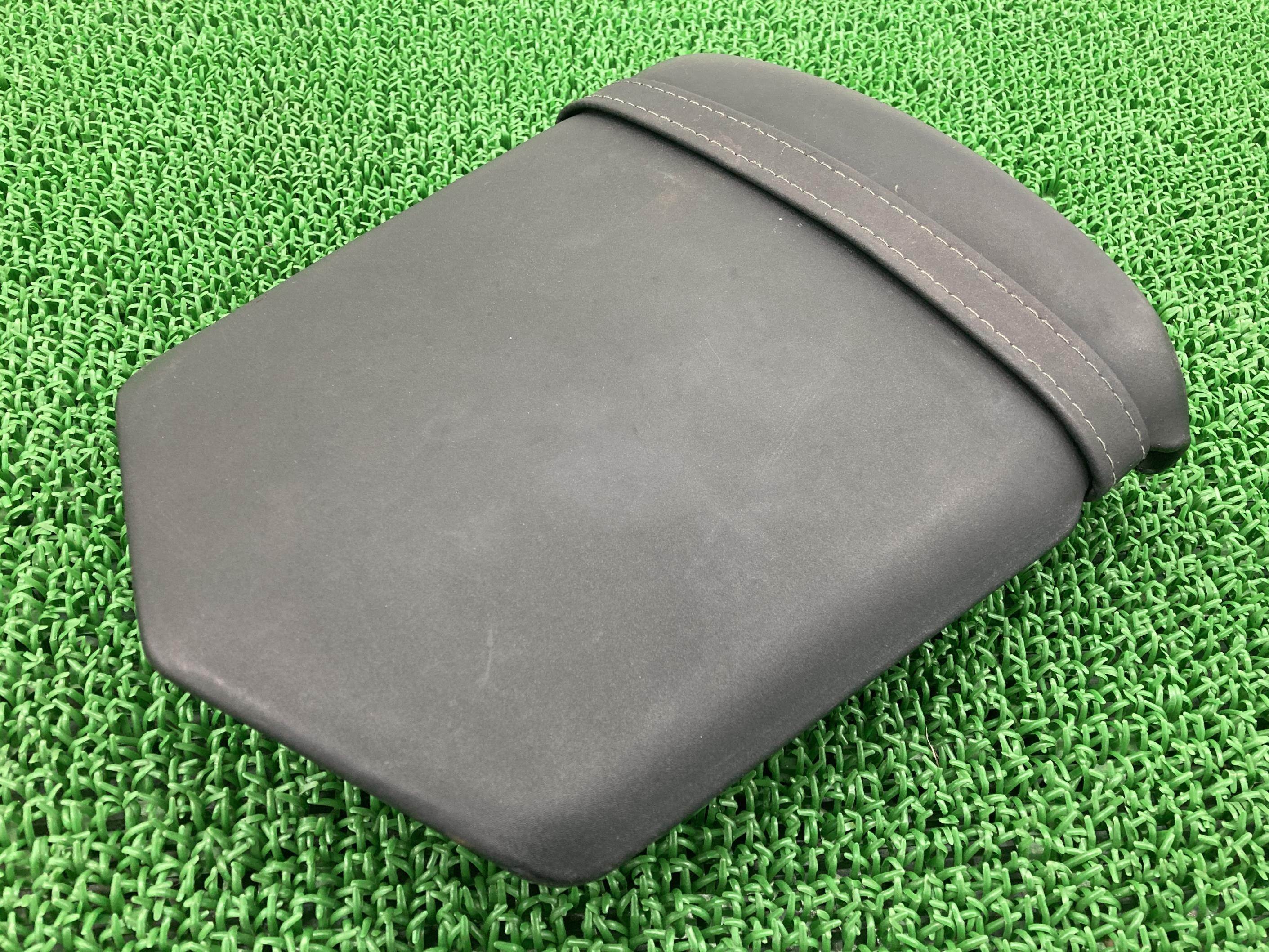 YZF-R1 タンデムシート JYARN041000013*** ヤマハ 純正 バイク 部品 2000年式外し RN04 修復素材や張り替えベースに 品薄 希少品 車検 Genuine 【中古】 24