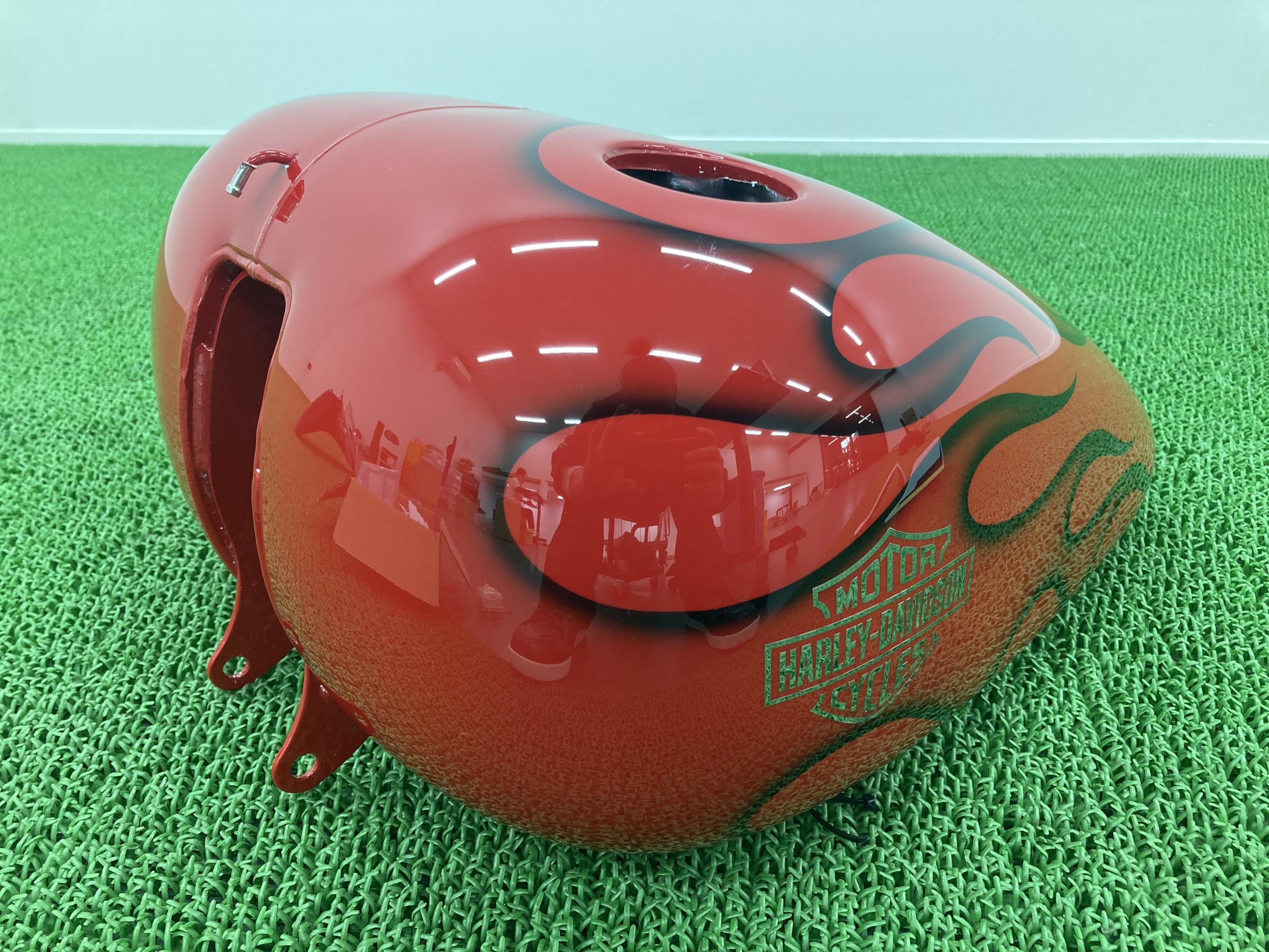 サイモンカスタム（Simon Kustom パーツ：Simon Customs「Sportster tank covers」 - Cray Cray Post