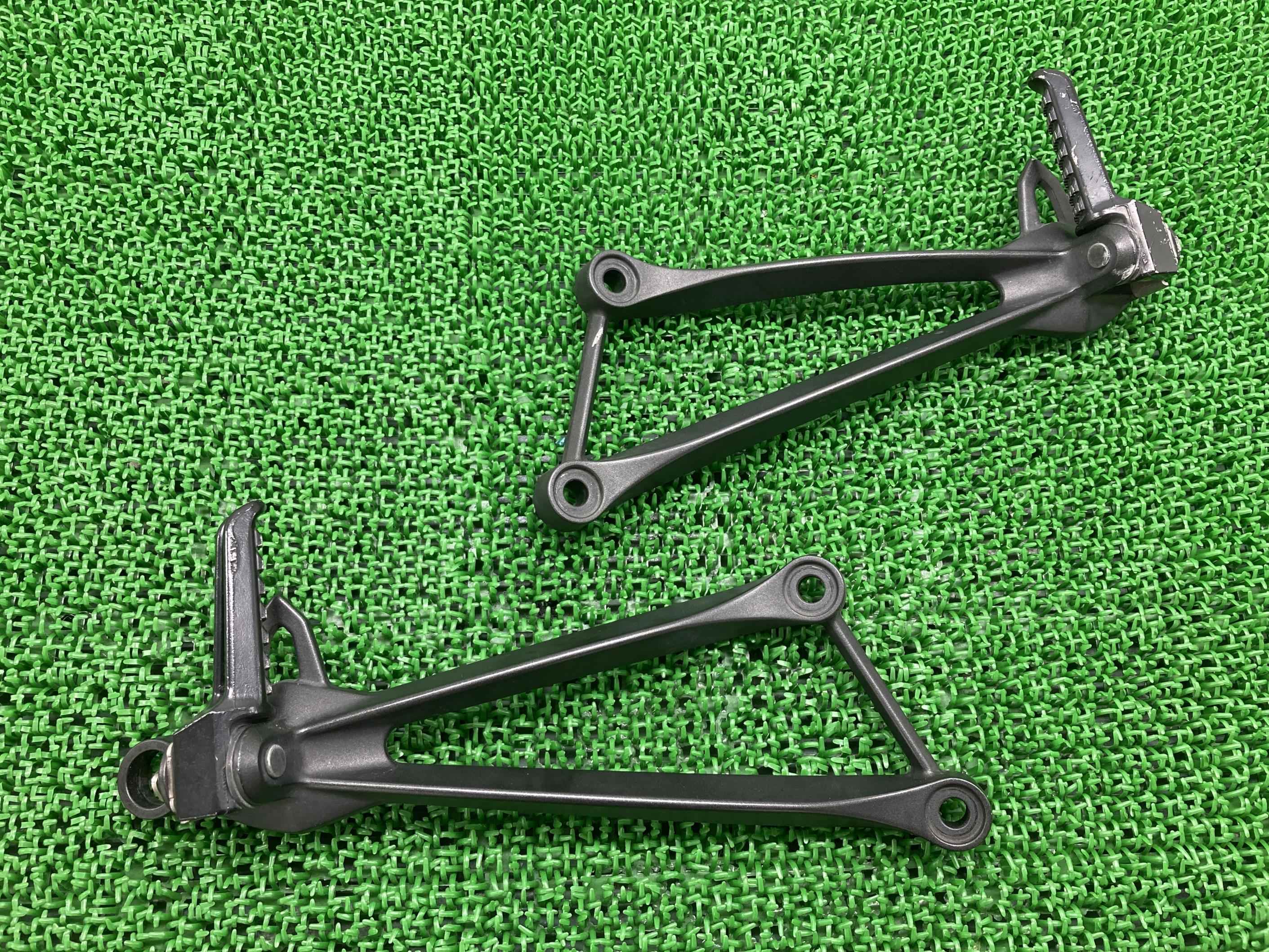 ZX-10R タンデムステップ 左右 カワサキ 純正 バイク 部品 ZX1000E F 0444 0445 曲がり無し 品薄 車検 Genuine 【中古】 13