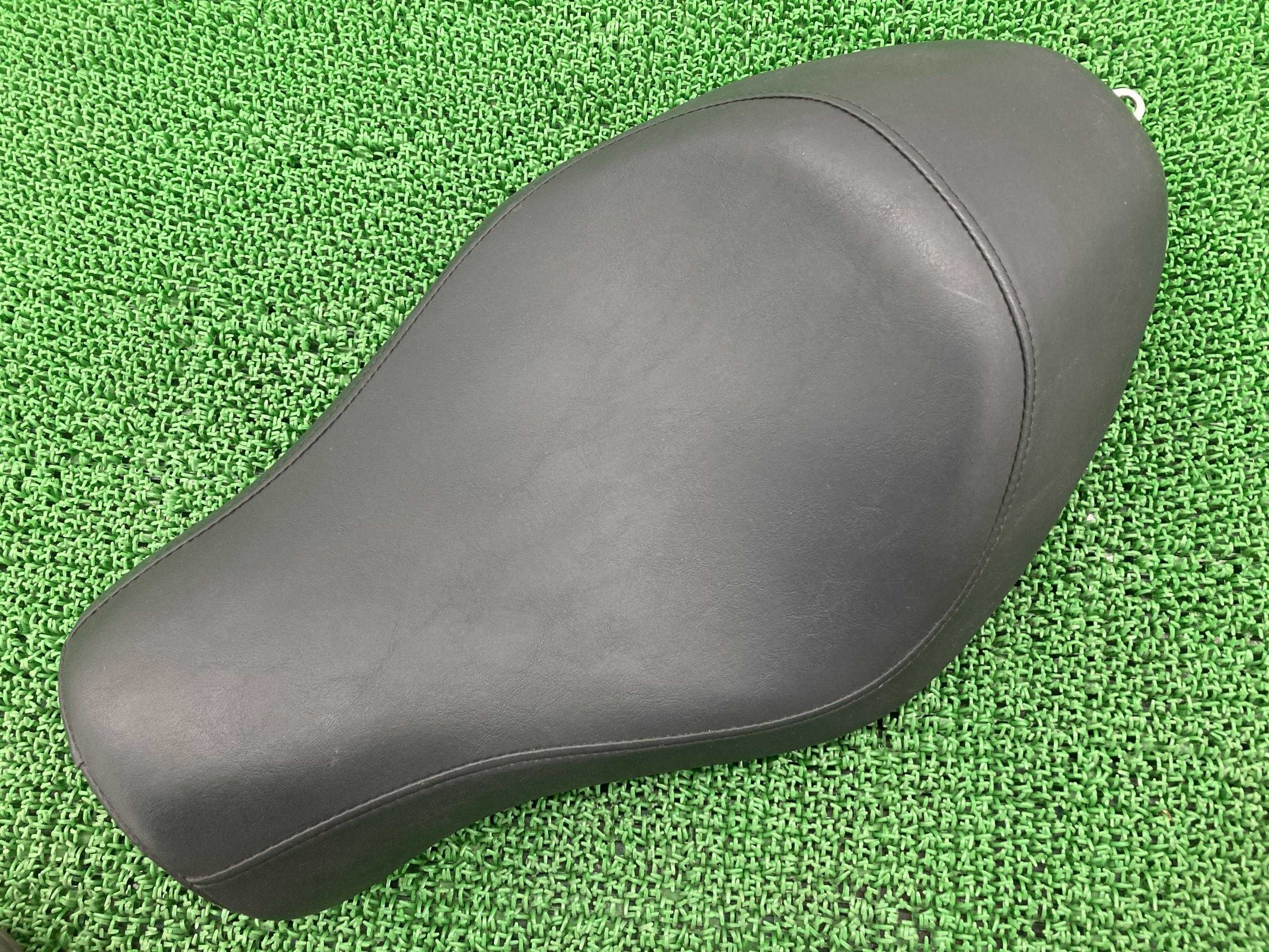 XL883Nシートハーレー純正バイク部品スポーツスターアイアンメインシートソロシート破れ無し車検Genuine【中古】 56|ティーエスパーツ 店