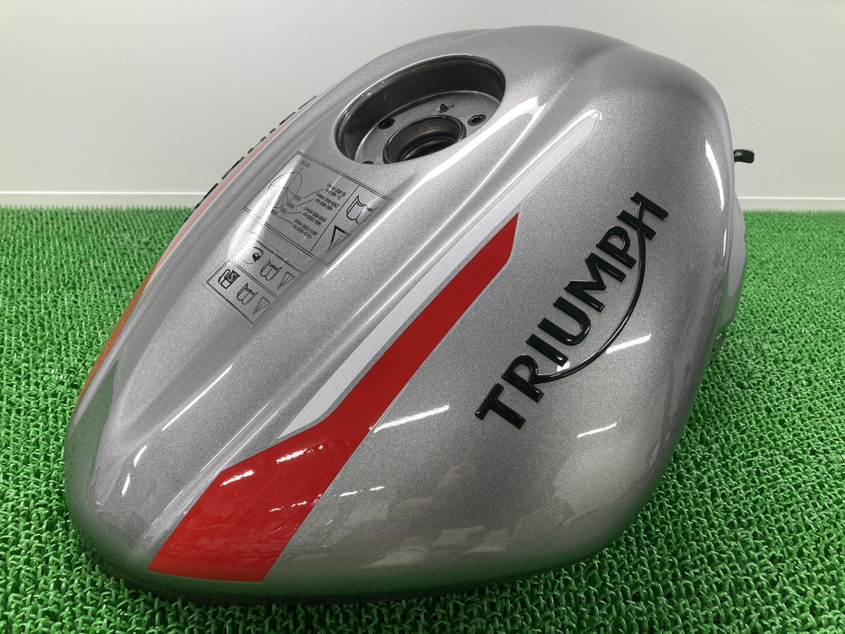 ストリートトリプルRSタンク銀トライアンフ(TRIUMPH)純正バイク部品トライアンフガソリンタンクフューエルタンクコケキズ無し品薄希少品車検Genuine【中古】 97