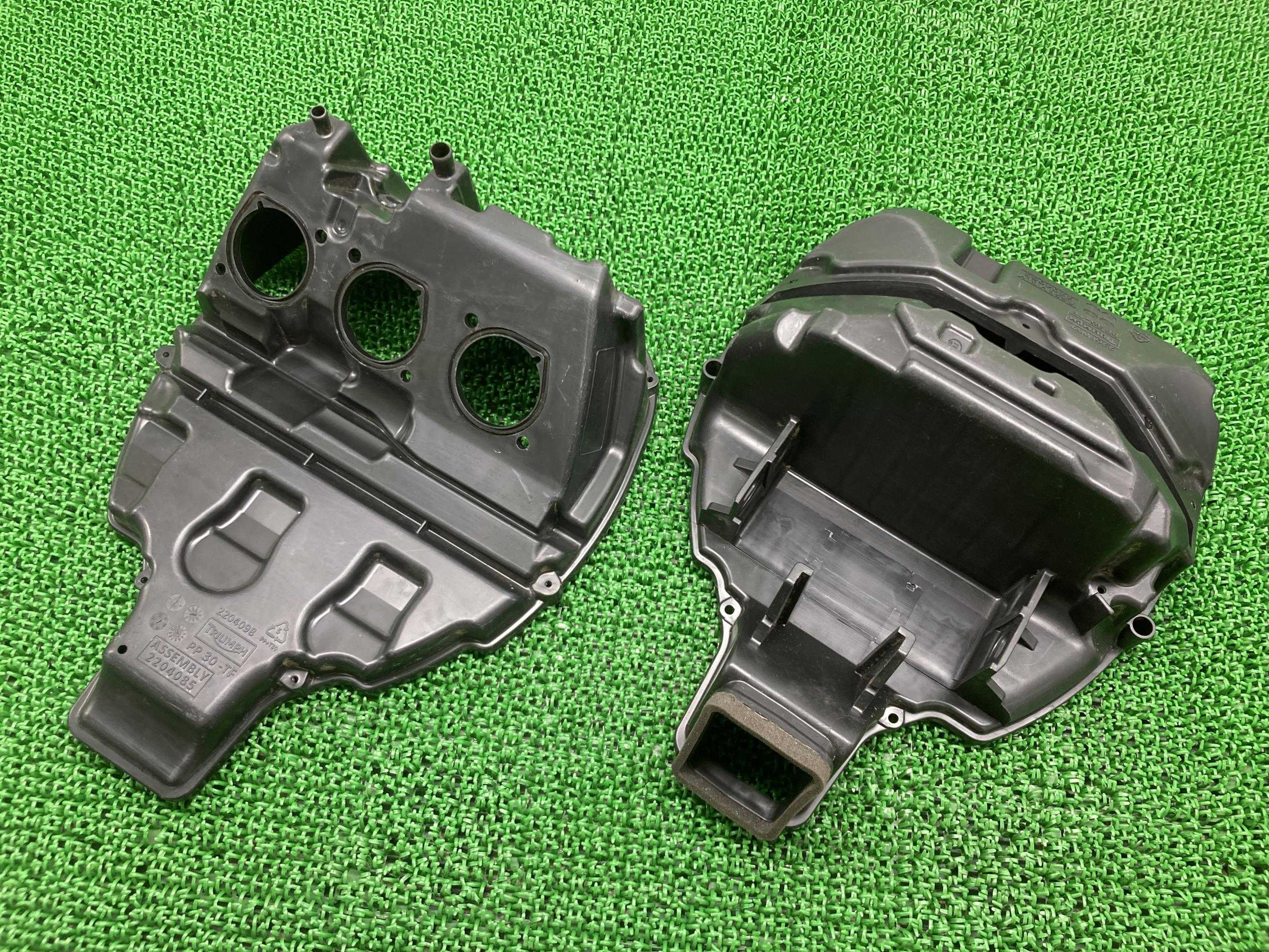 スピードトリプル1050RS エアクリーナーボックス トライアンフ(TRIUMPH) 純正 バイク 部品 2204085 2204097 2204098 トライアンフ SpeedTriple1050RS 割れ欠け無し 車検 Genuine 【中古】 43