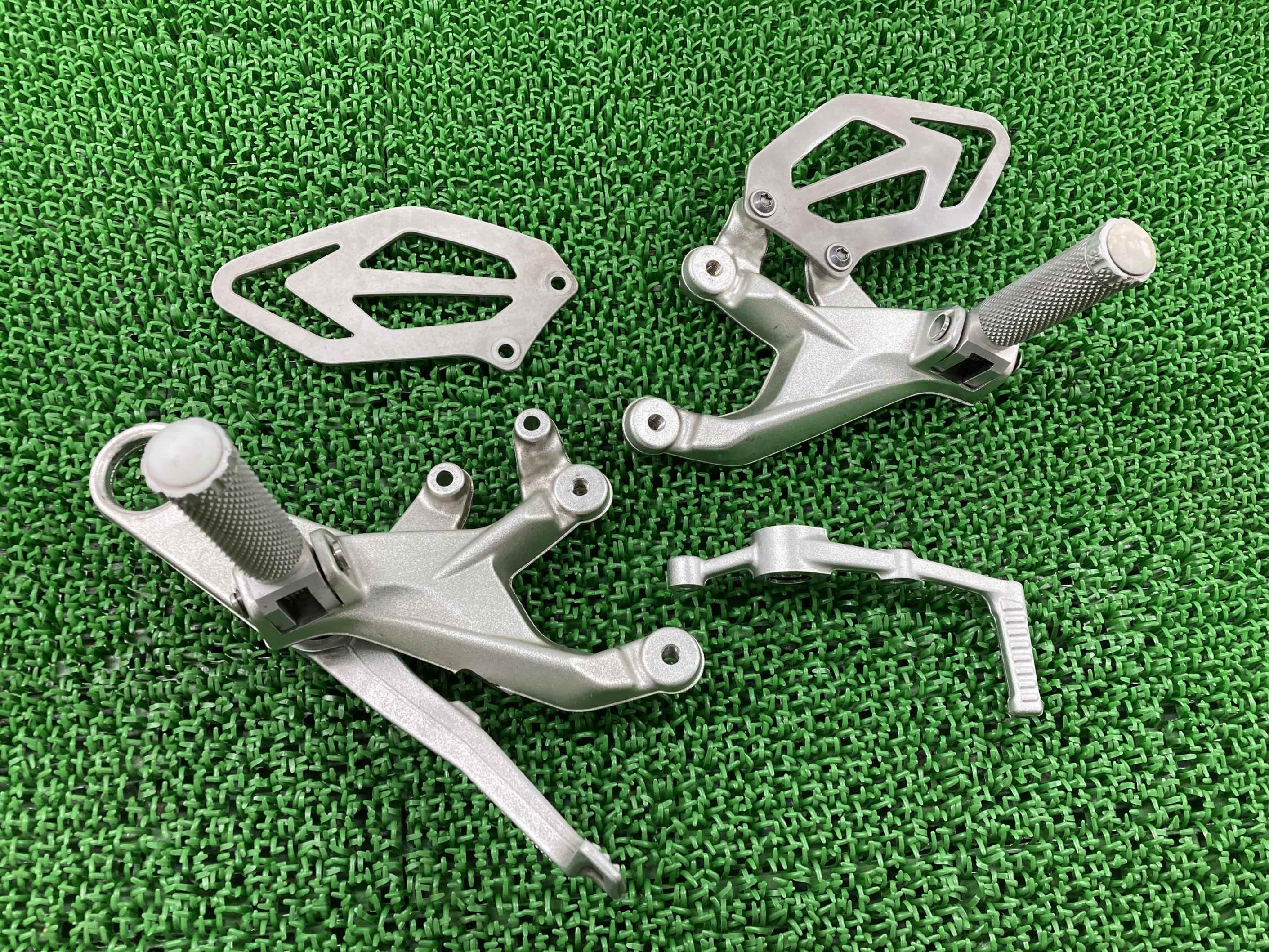 S1000RR ステップ 左右 BMW 純正 バイク 部品 7728307-01 7728308-02 コンディション良好 ブレーキペダル シフトペダル 車検 Genuine 【中古】 95｜ティーエスパーツ　店