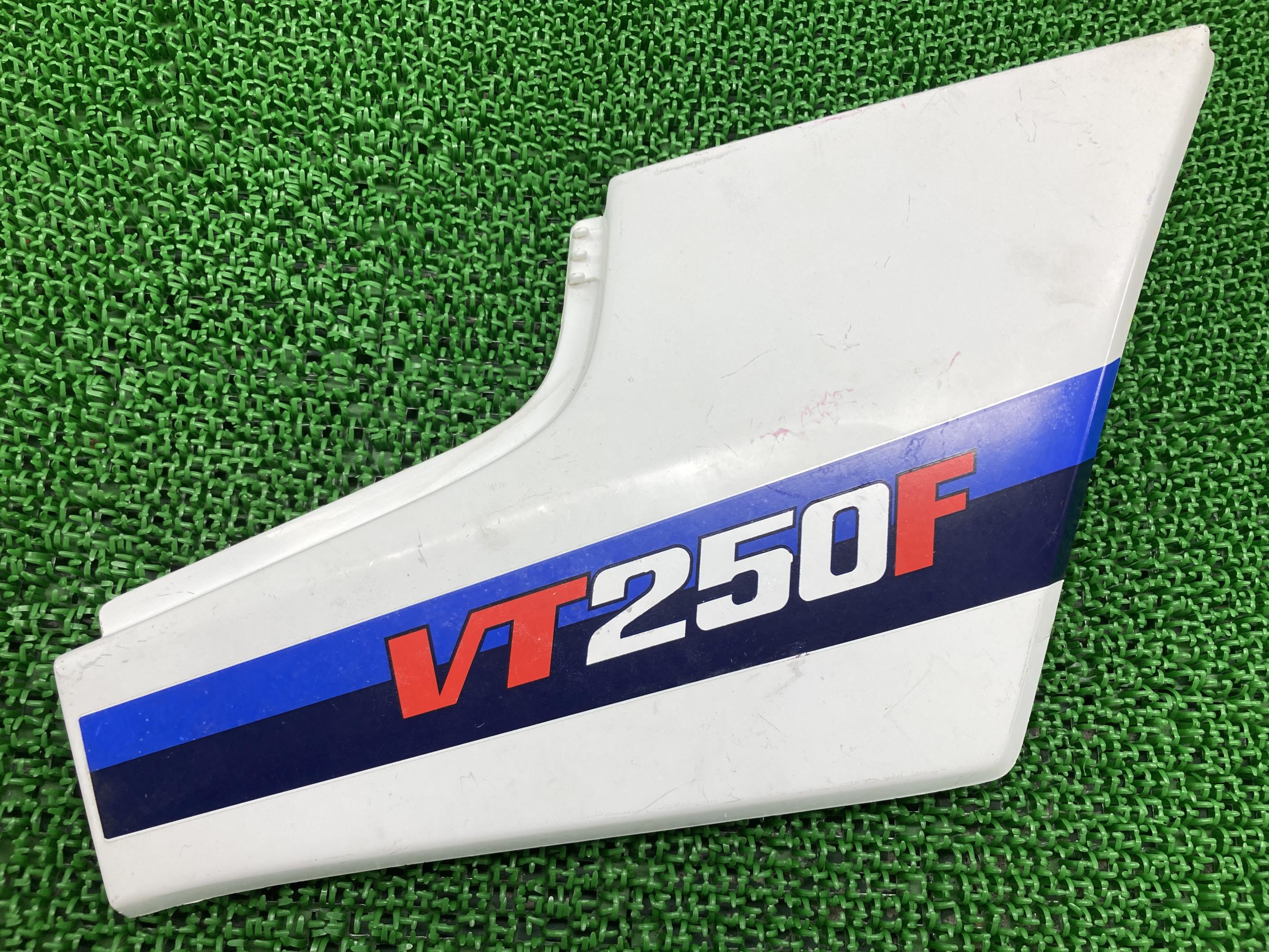 VT250F サイドカバー 右 ホンダ 純正 バイク 部品 MC08 コケキズ無し 品薄 希少品 車検 Genuine 【中古】 85 5,372円