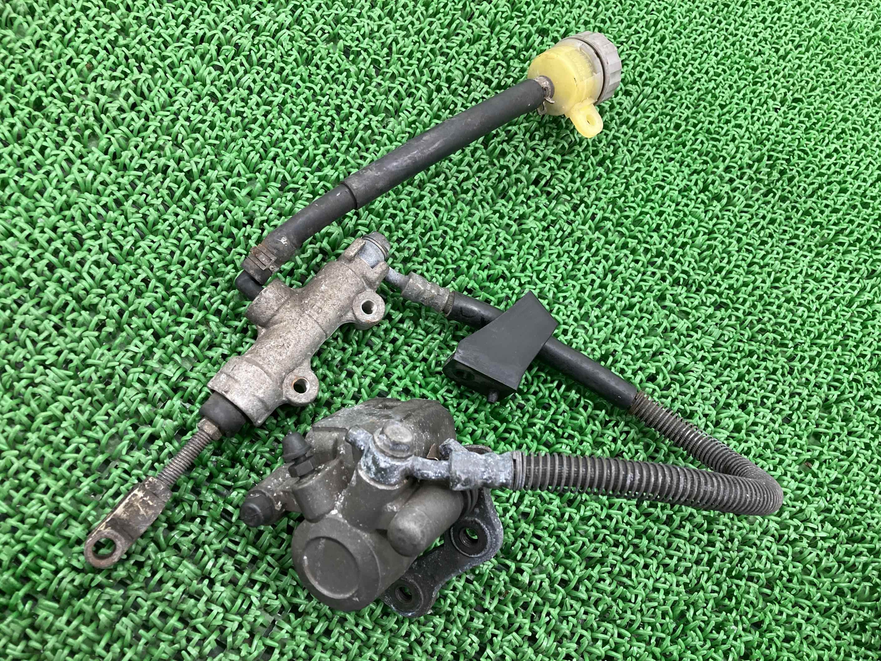 バリオス リアブレーキキャリパー カワサキ 純正 バイク 部品 ZR250A ZR250B BALIUS ブレーキマスター 修復素材に 車検 Genuine 【中古】 57