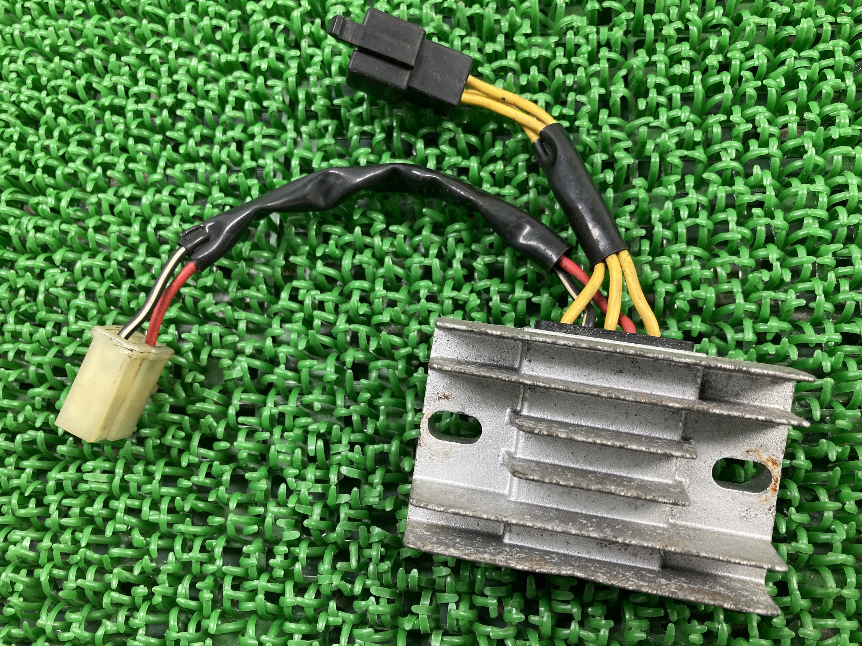 GSX250Sカタナ レギュレター スズキ 純正 バイク 部品 GJ76A 5ピン仕様 レクチファイアー レギュレーター 機能的問題なし 車検 Genuine 【中古】 15 11,248円