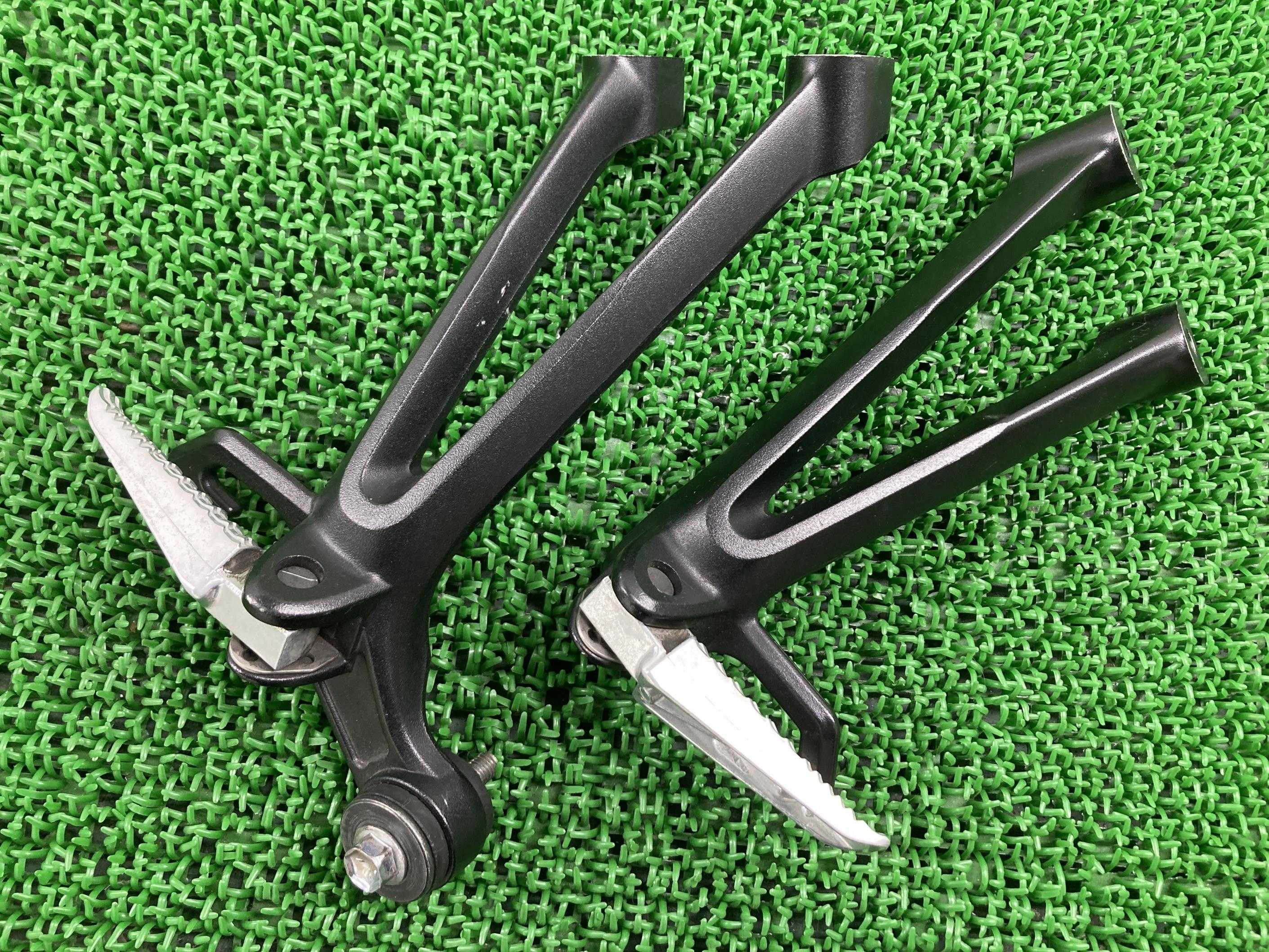 GSX-R750 タンデムステップ 左右 スズキ 純正 バイク 部品 GR7JA 01H 37H ペグ 曲がり無し 品薄 車検 Genuine 【中古】 37|ティーエスパーツ 店