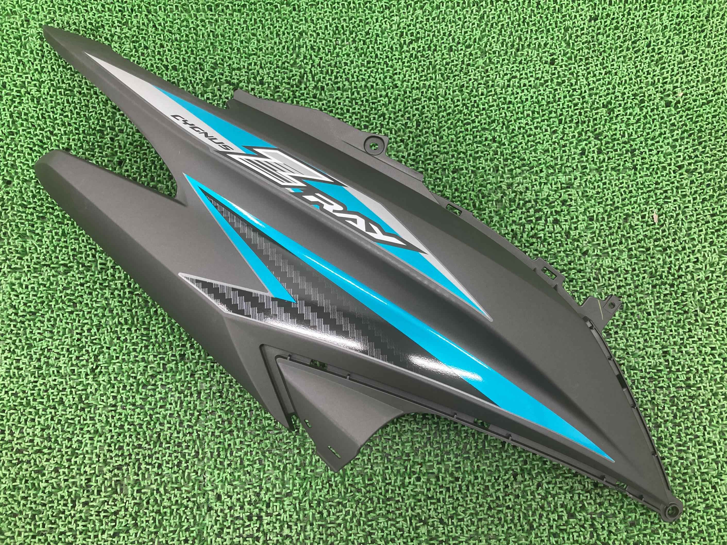 シグナスRAY-Z シートカウル 右 ガンM ヤマハ 純正 バイク 部品 CYGNUS レイズィー 極上品 ハイクオリティ 車検 Genuine 【中古】 16