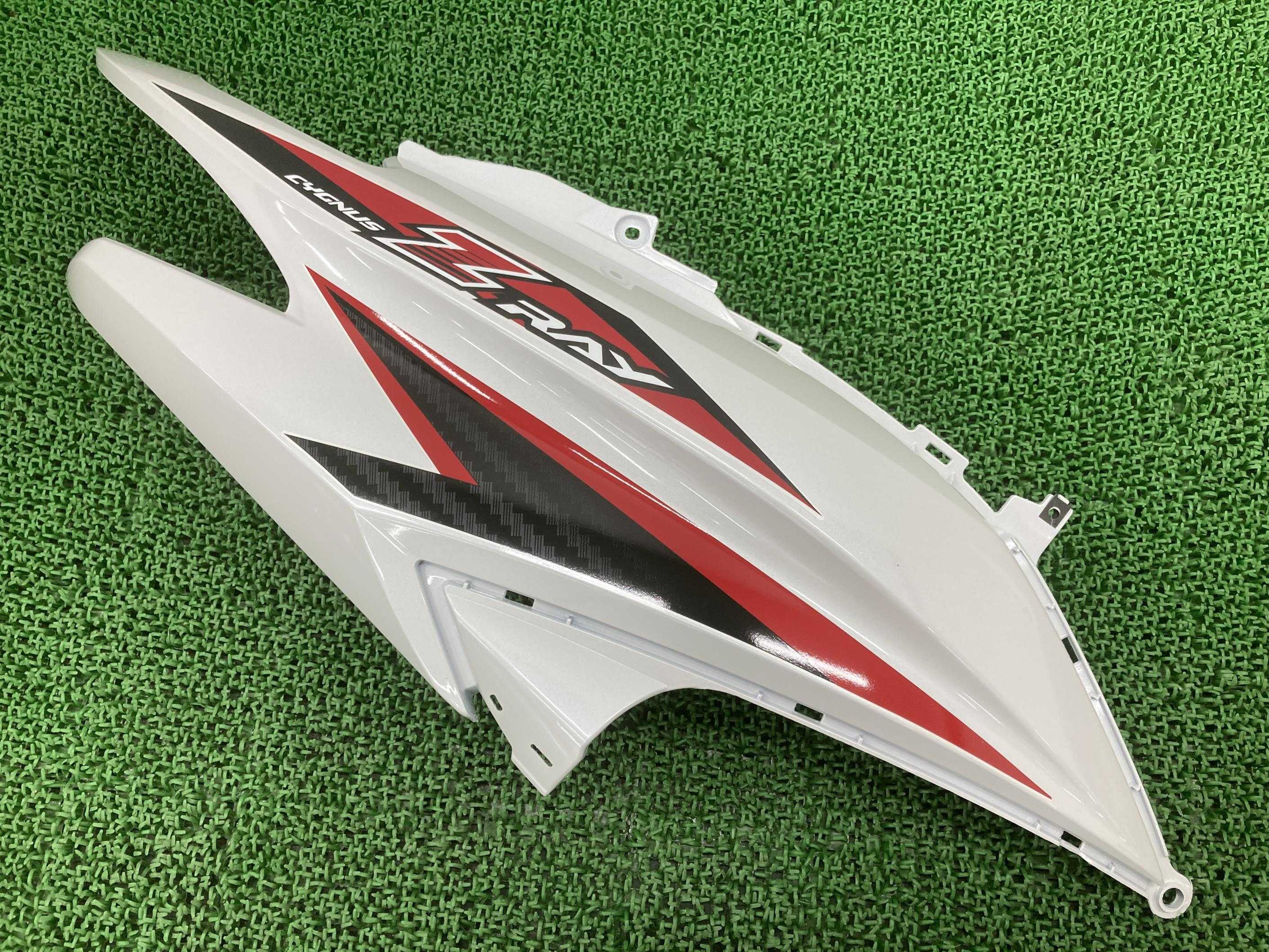 【楽天市場】シグナスRAYZ シートカウル 右 パール ヤマハ 純正 バイク 部品 CYGNUS レイズィー 極上品 ハイクオリティ 車検