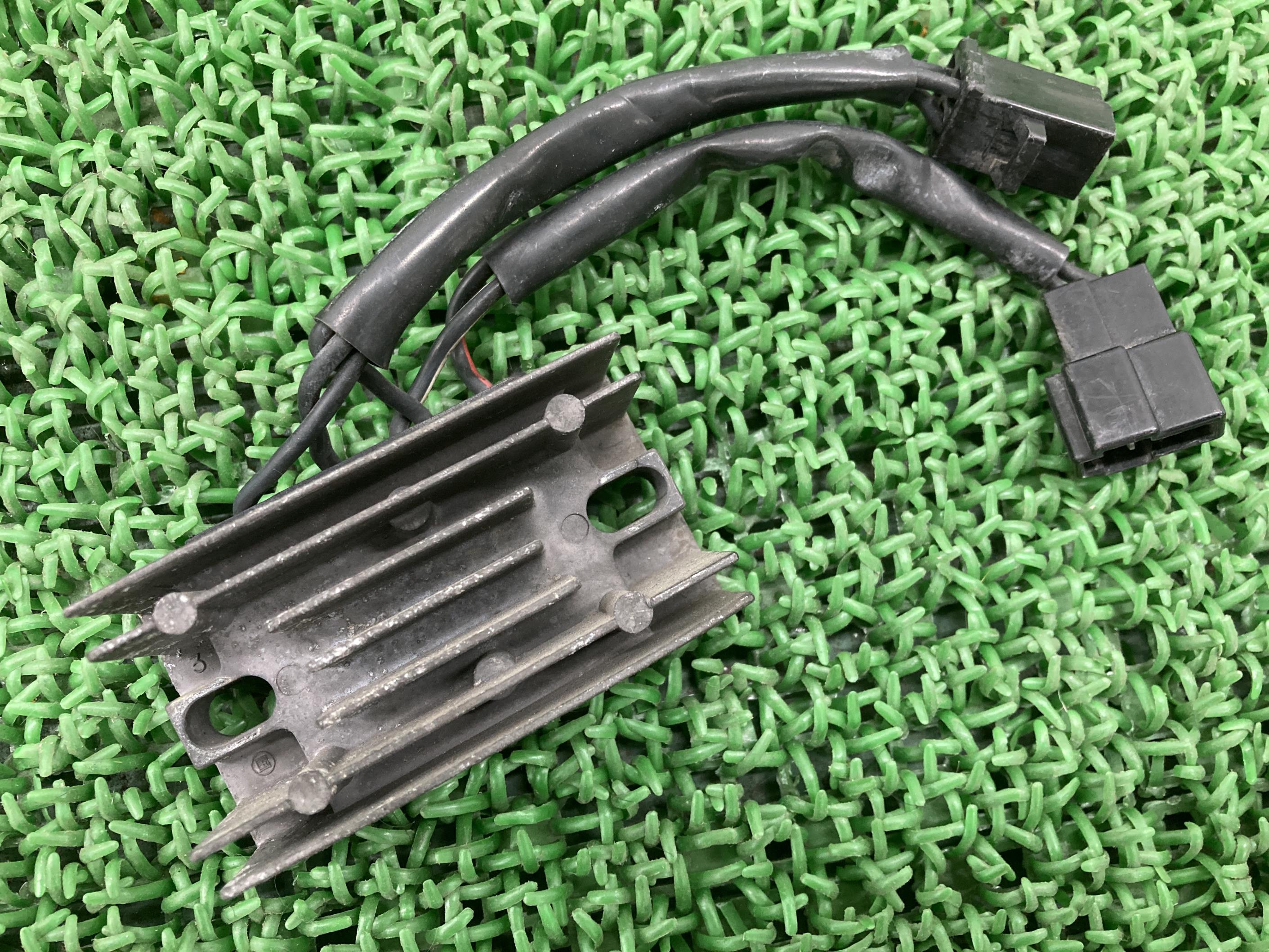 RGV250ガンマ レギュレター スズキ 純正 バイク 部品 VJ22A 22D0 RS41 07 アクロスにも レギュレーター 車検 Genuine 【中古】 83