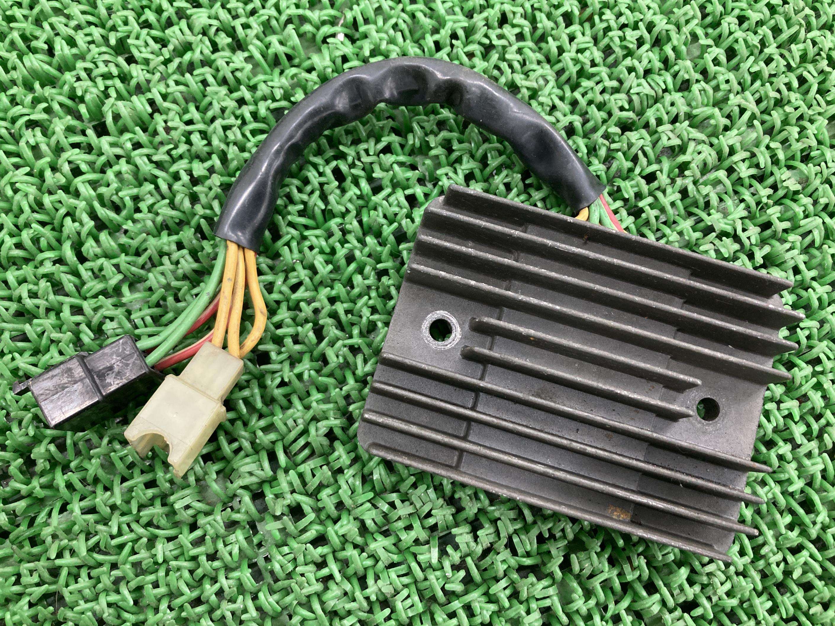 モンスター900 レギュレター ドゥカティ 純正 バイク 部品 レギュレーター レクチファイアー 996 車検 Genuine 【中古】 49