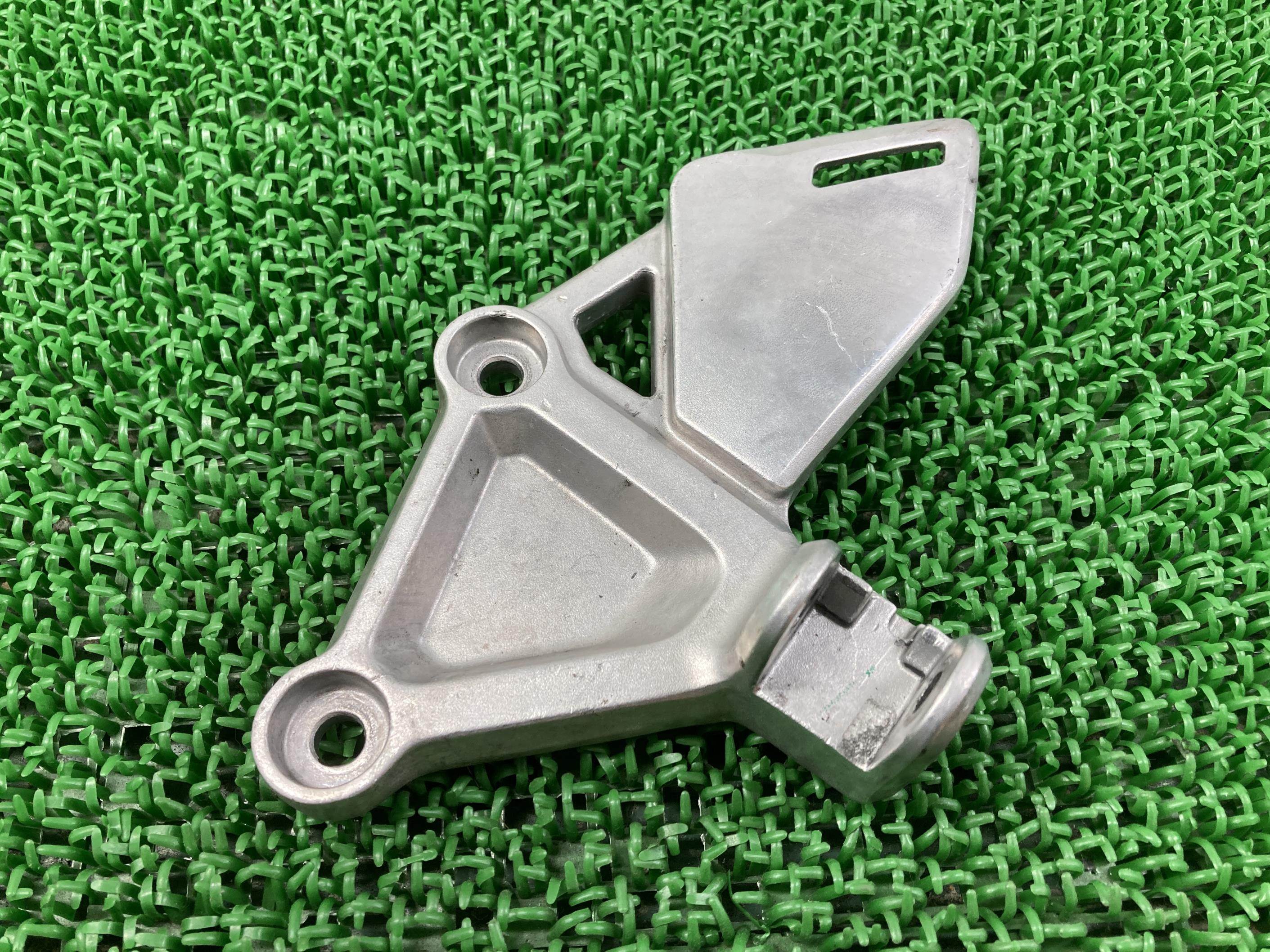 CB650R ステップホルダー 左 ホンダ 純正 バイク 部品 RH03 メインステップ 曲がり無し 品薄 希少品 車検 Genuine 【中古】 76