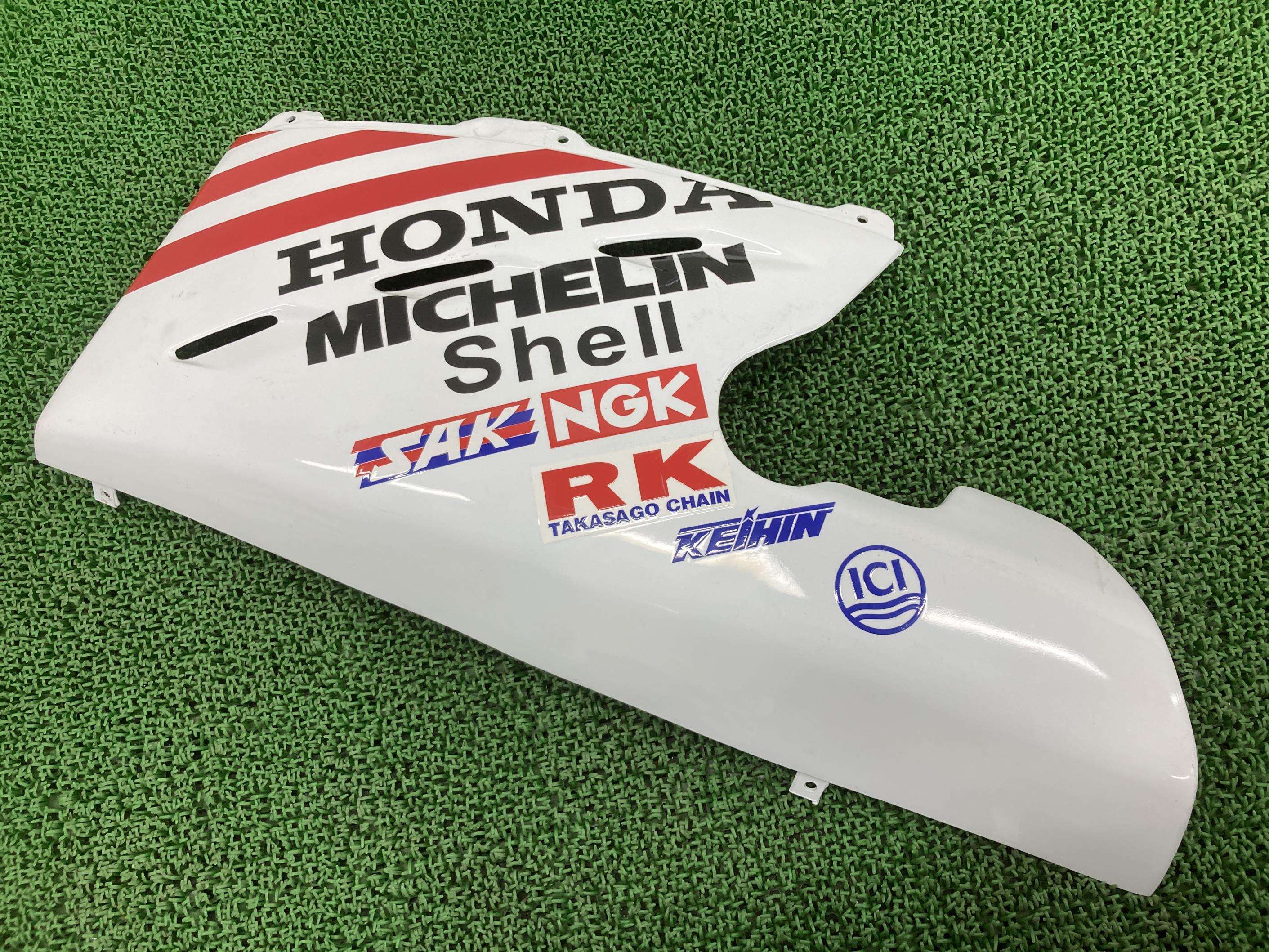 NSR250Rアンダーカウル左白/赤MC18-1115***社外バイク部品MC18-1115サイドカウルノーマルタイプ割れ欠け無し品薄希少品【中古】 99