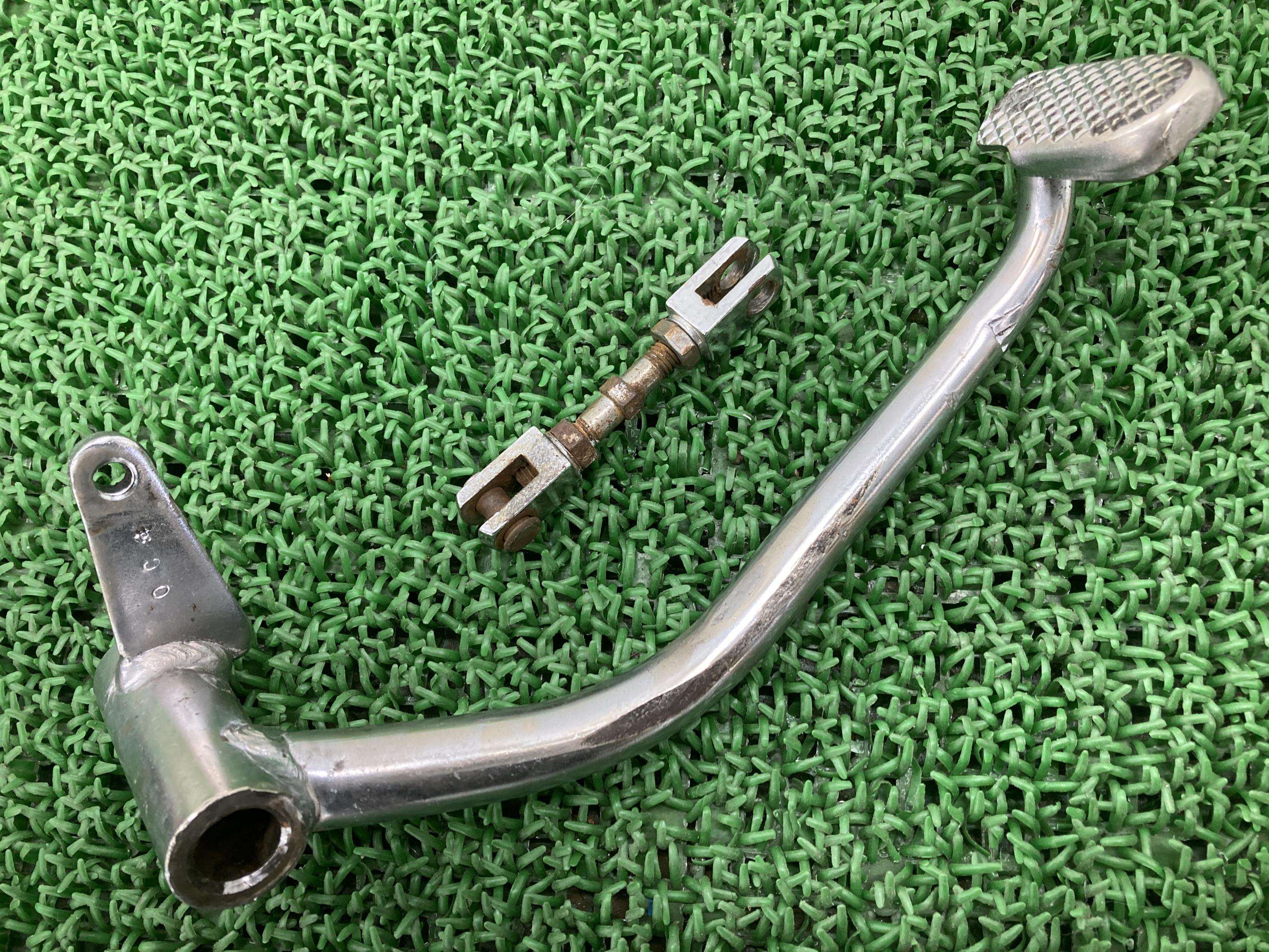 250SSブレーキペダルS1F-24***カワサキ純正バイク部品1976年式外しS1FMachマッハ1当時物ペイント素材に車検Genuine【中古】 75