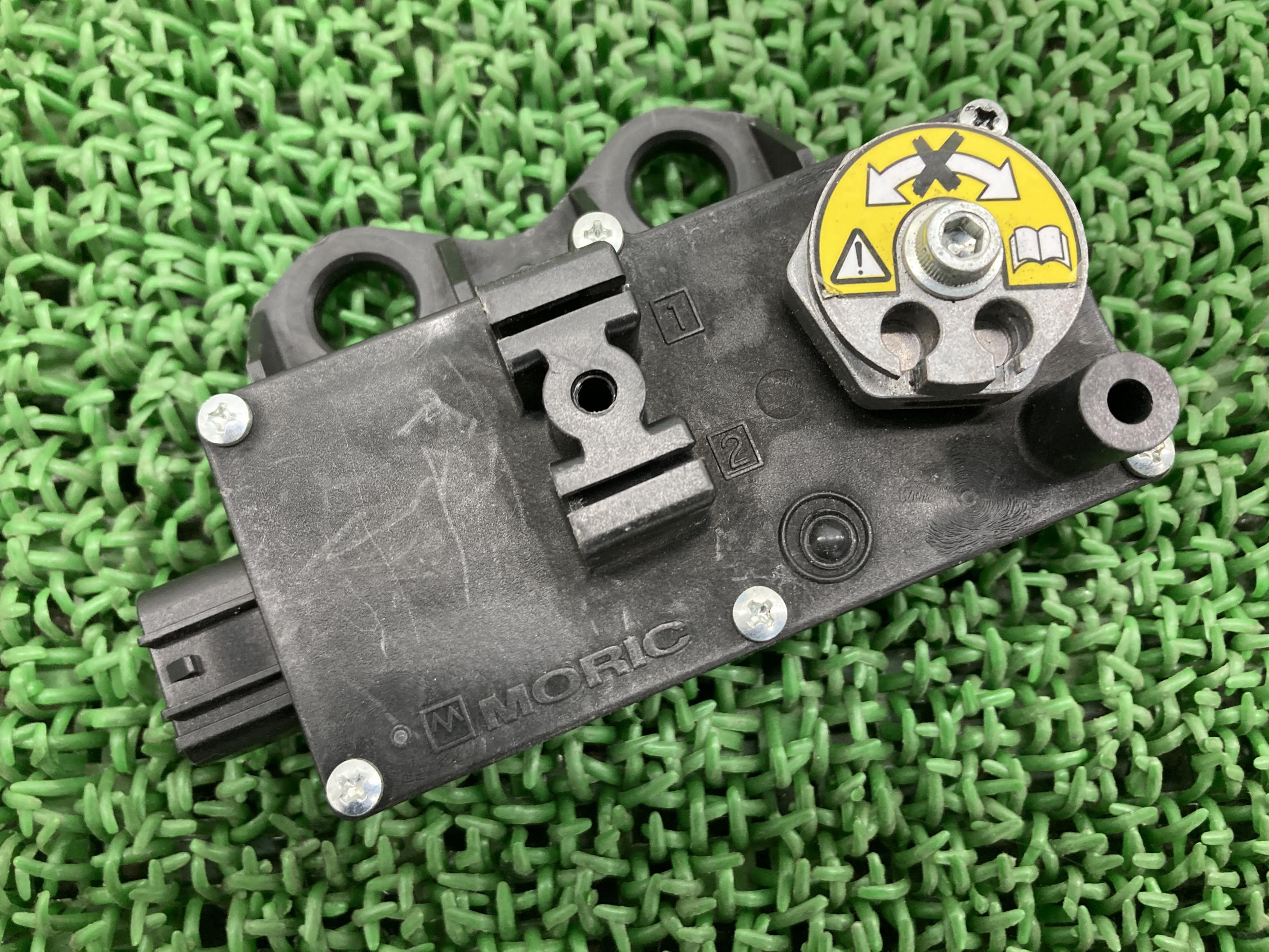トライアンフ 排気バルブモーター トライアンフ(TRIUMPH) 純正 バイク 部品 エキゾーストコントローラー 排気デバイス サーボモーター 割れ欠け無し 車検 Genuine 【中古】 91｜ティーエスパーツ　店 8,614円