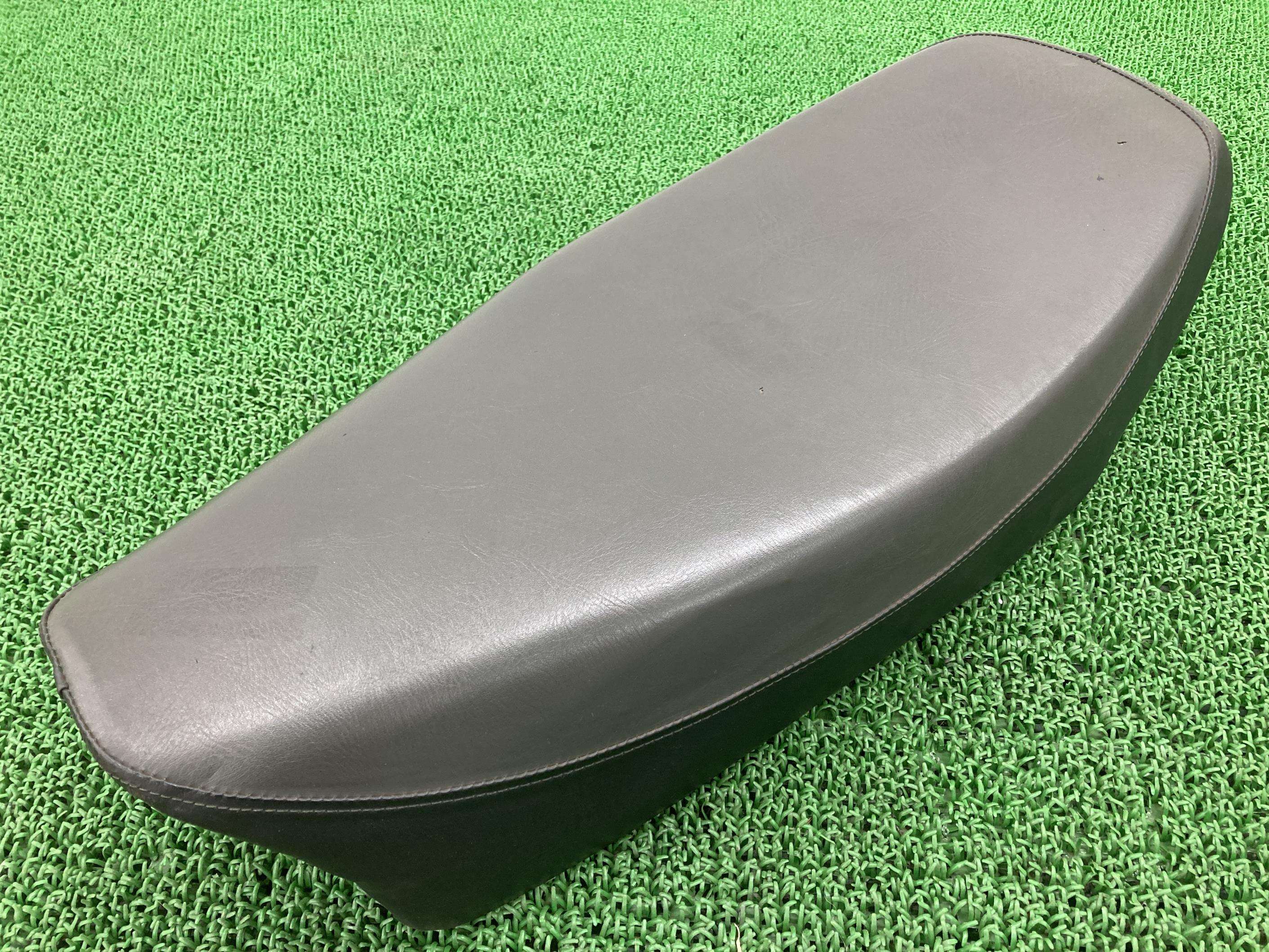 SR400シートRH01J-013***ヤマハ純正バイク部品2004年式外し1JRRH01J修復素材や張り替えベースに品薄希少品車検Genuine【中古】 96
