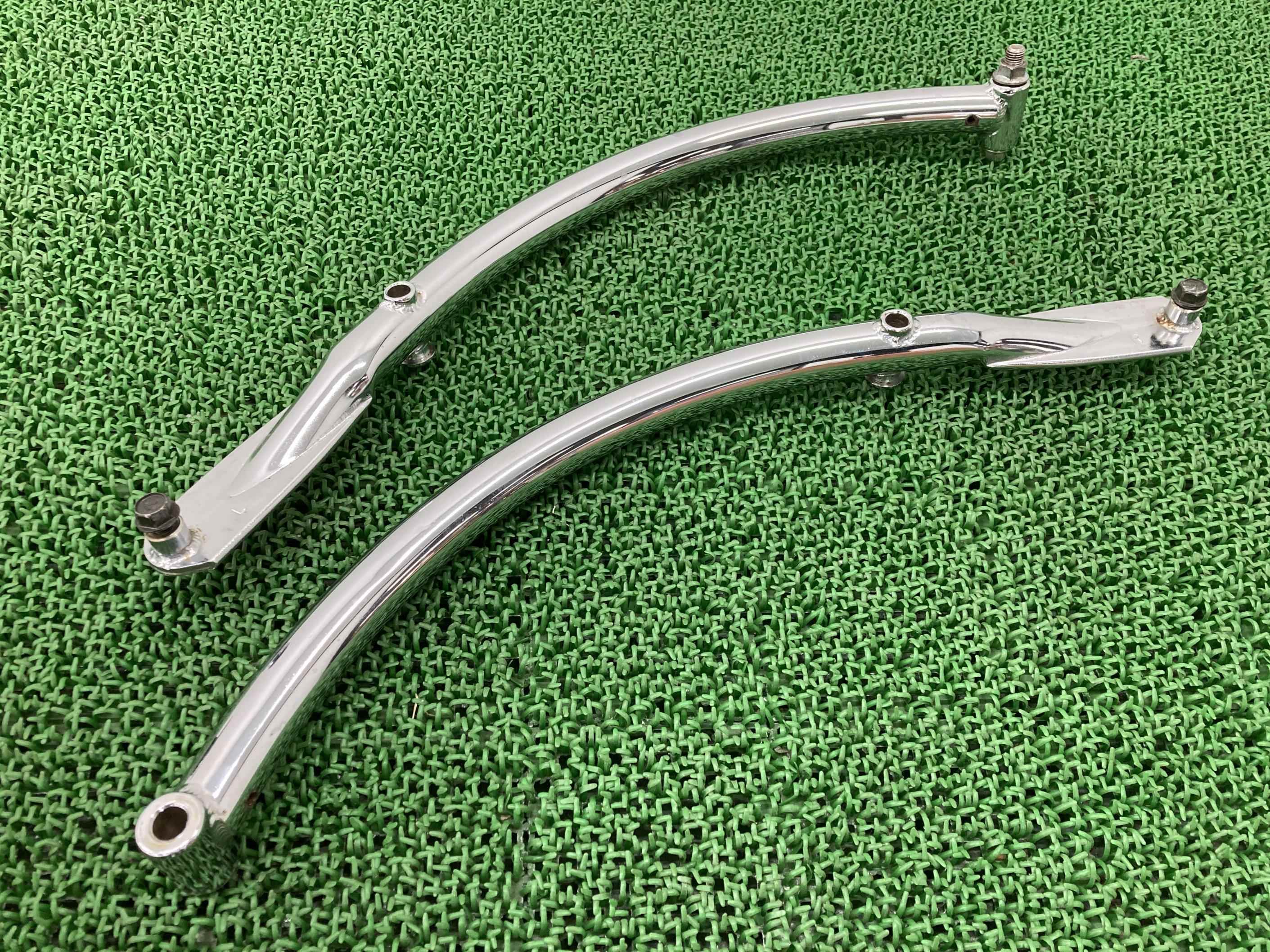 エストレヤリアフェンダーステー左右カワサキ純正バイク部品BJ250AエストレアESTRELLAコケキズ無し品薄希少品車検Genuine【中古】 24