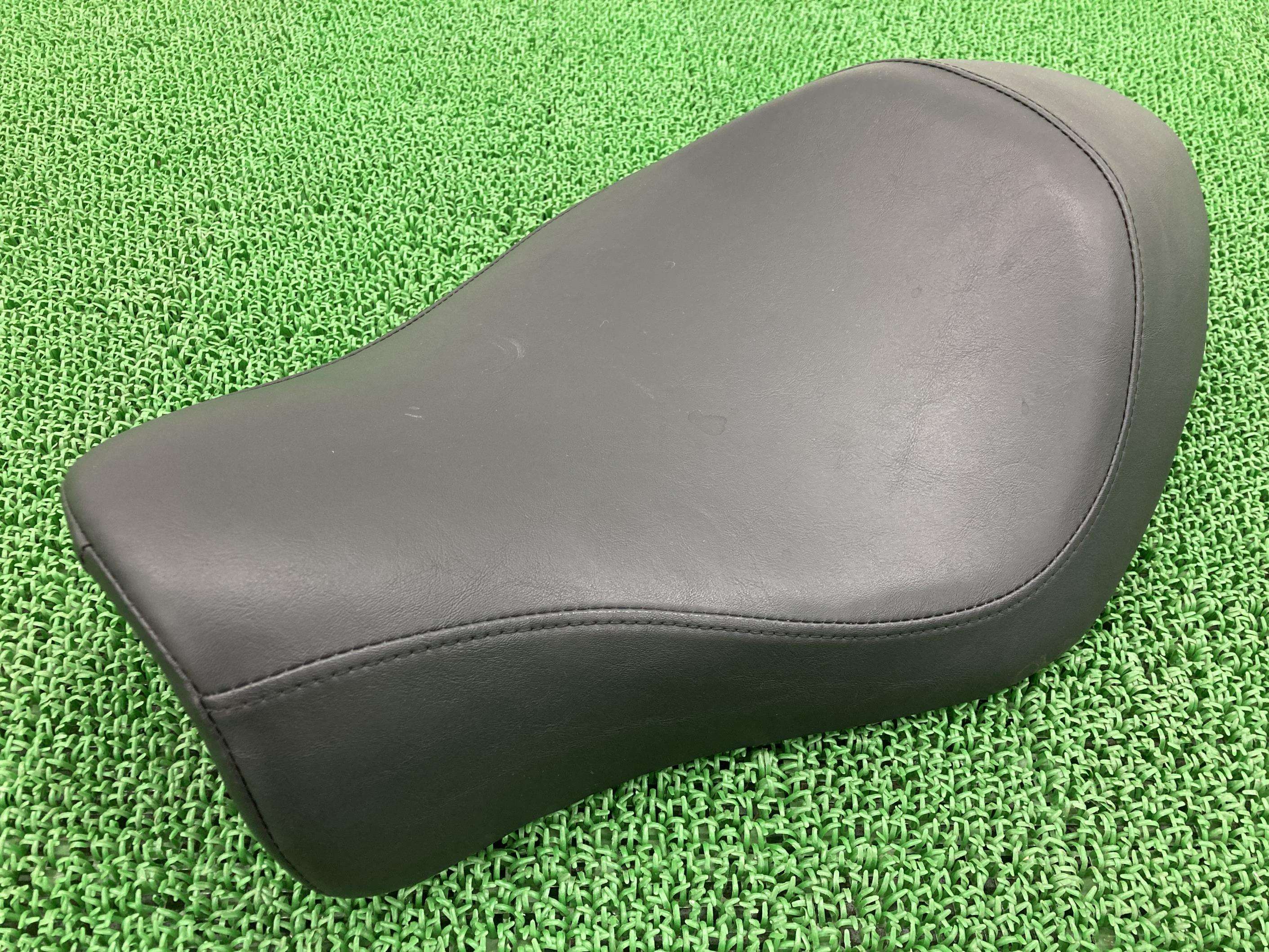 XL883Nシートハーレー純正バイク部品スポーツスターアイアンノーマルメインシートソロシートコンディション良好車検Genuine【中古】 63｜ティーエスパーツ　店