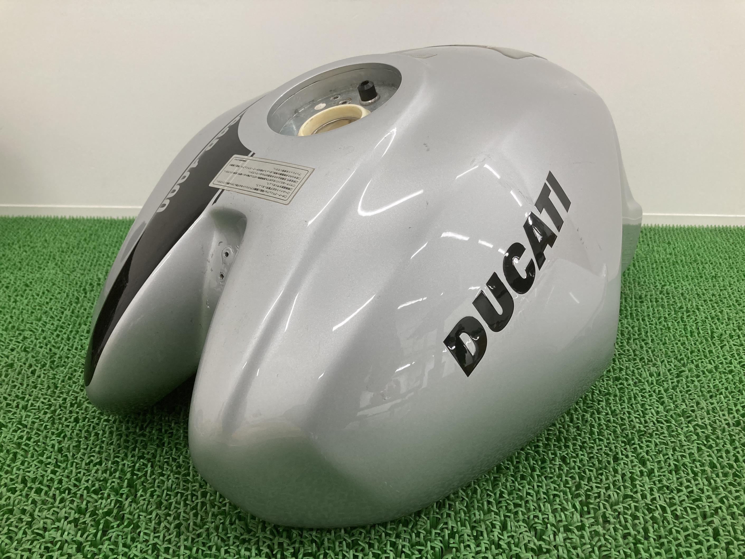 S2R1000 タンク 銀 ドゥカティ 純正 バイク 部品 アチェルビス 06年 フューエルタンク 燃料タンク 車検 Genuine 【中古】 80