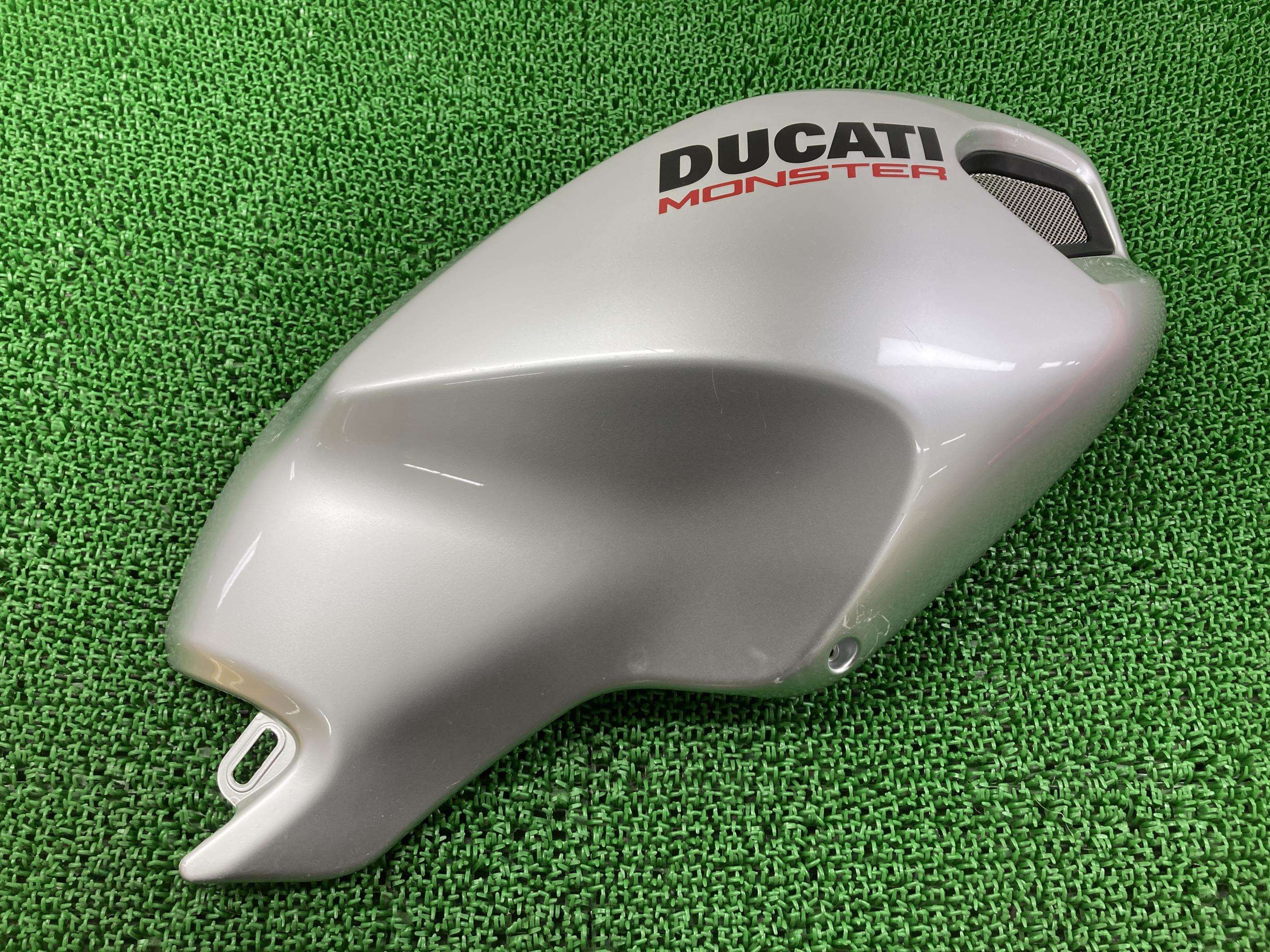 M696 M796 M1100 タンクカバー 右 銀 ドゥカティ 純正 バイク 部品 モンスター 着せ替えカウル 割れ欠け無し ペイント素材に 車検 Genuine 【中古】 54｜ティーエスパーツ　店 9,600円