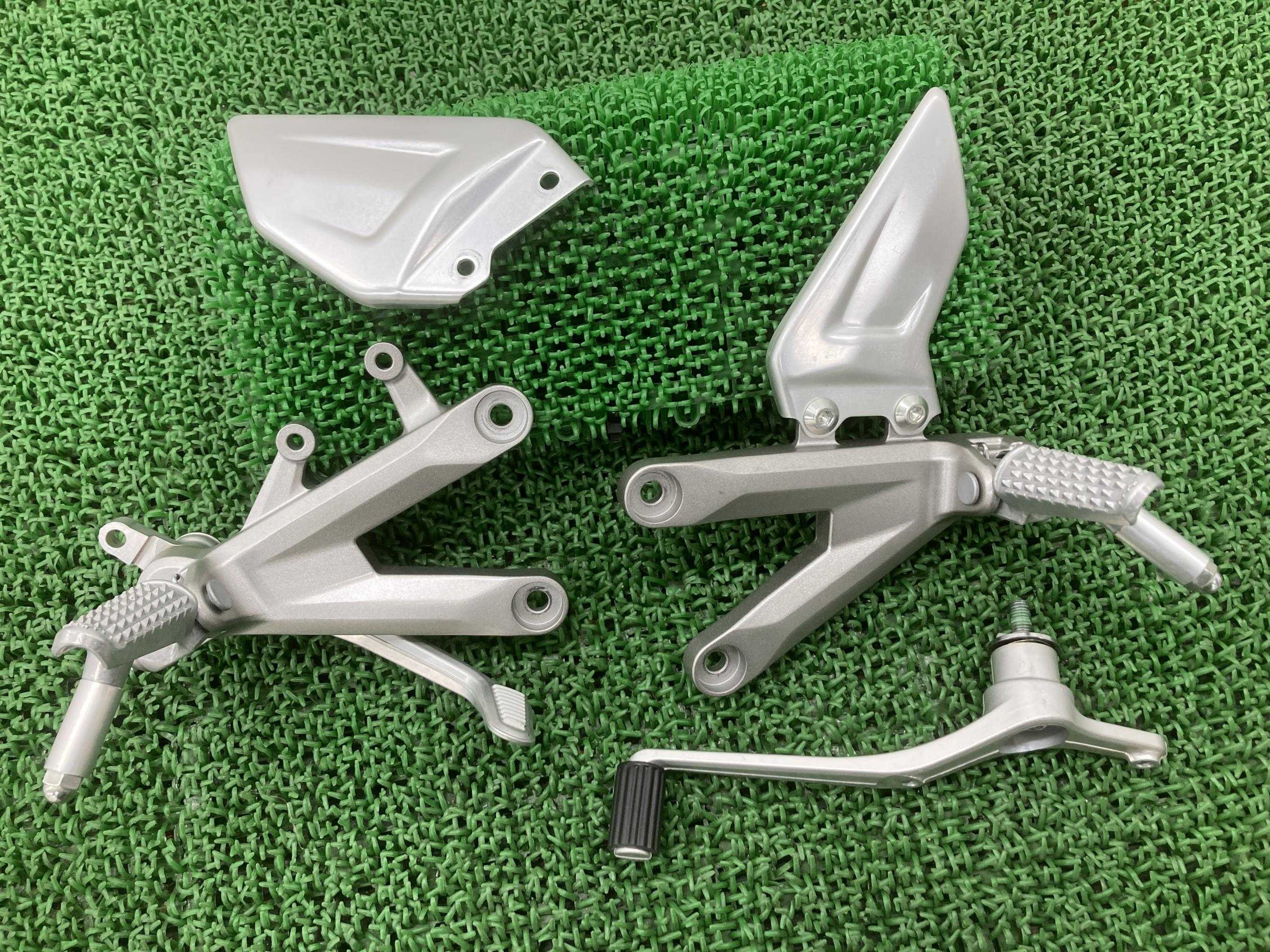 CBR1000RR-RSP ステップ 左右 ホンダ 純正 バイク 部品 SC82 新車外し ファイヤーブレード ブレーキペダル シフトペダル 車検 Genuine 【中古】 37