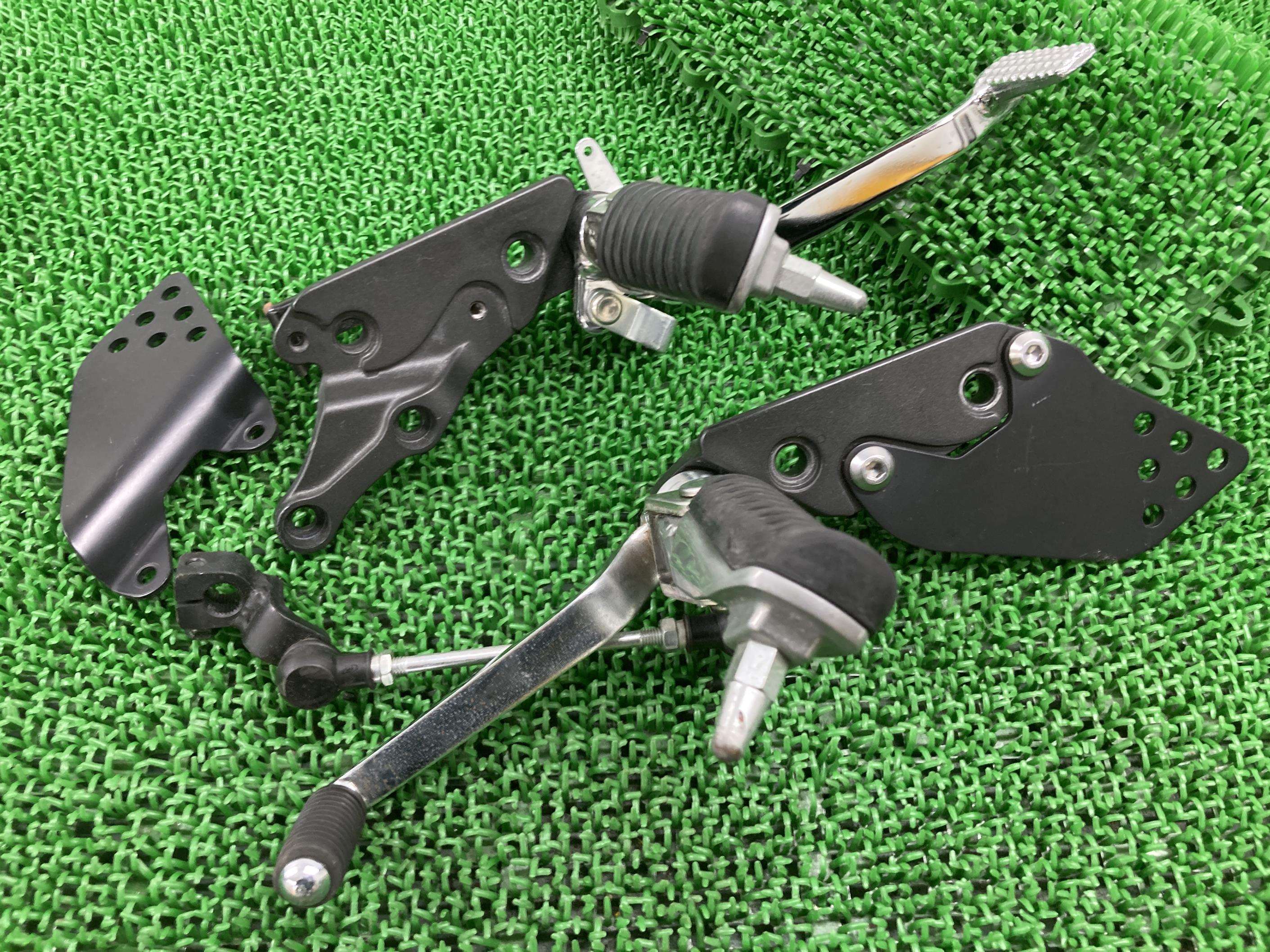ZRX1200ダエグ ステップ 左右 カワサキ 純正 バイク 部品 ZR1200D 35011-1819 35011-1820 ブレーキペダル シフトペダル ペグ 車検 Genuine 【中古】 69