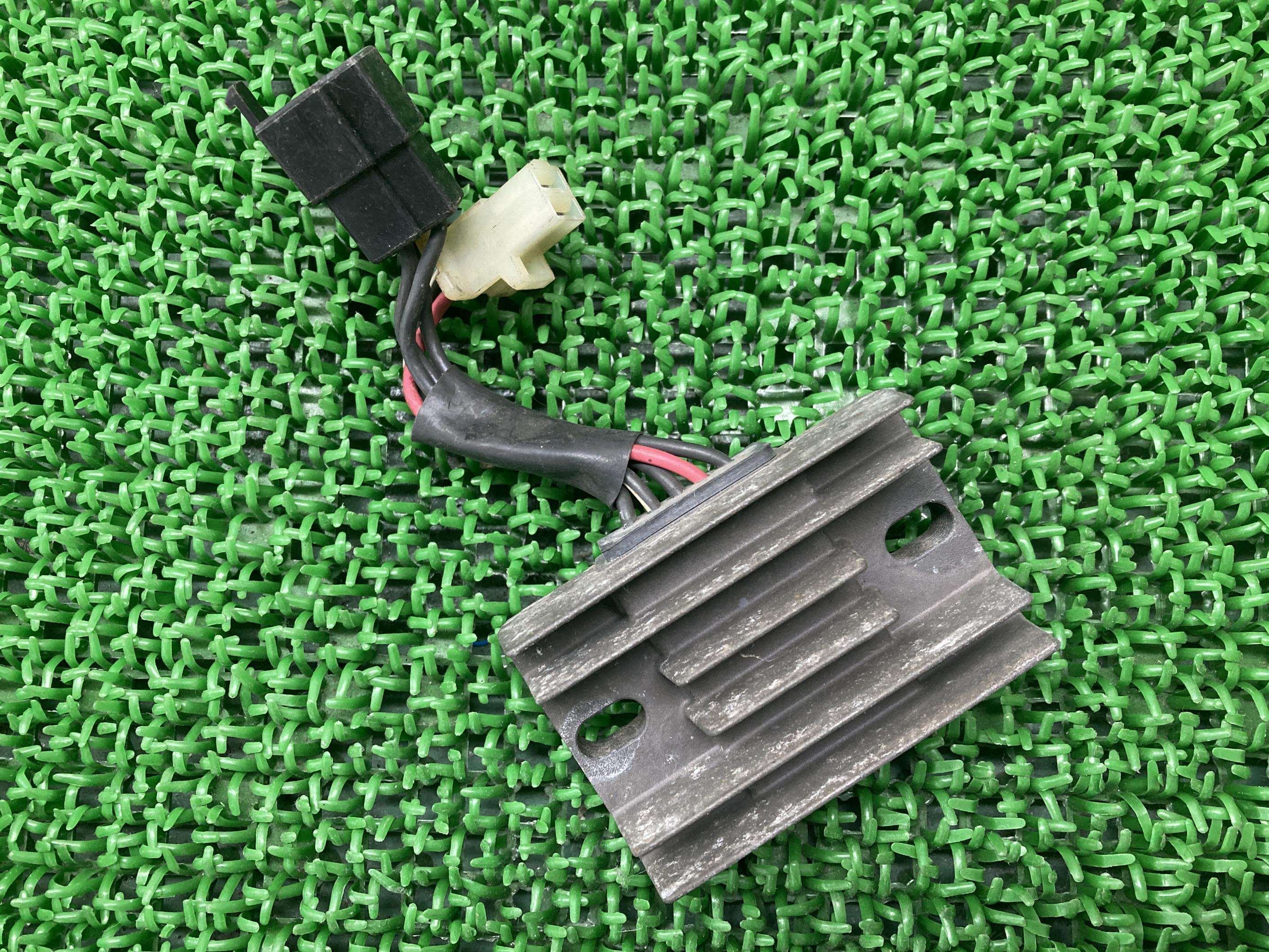 グラストラッカー レギュレター スズキ 純正 バイク 部品 NJ47A 29B SH572A-12 ST250 ボルティー レギュレーター 車検 Genuine 【中古】 33