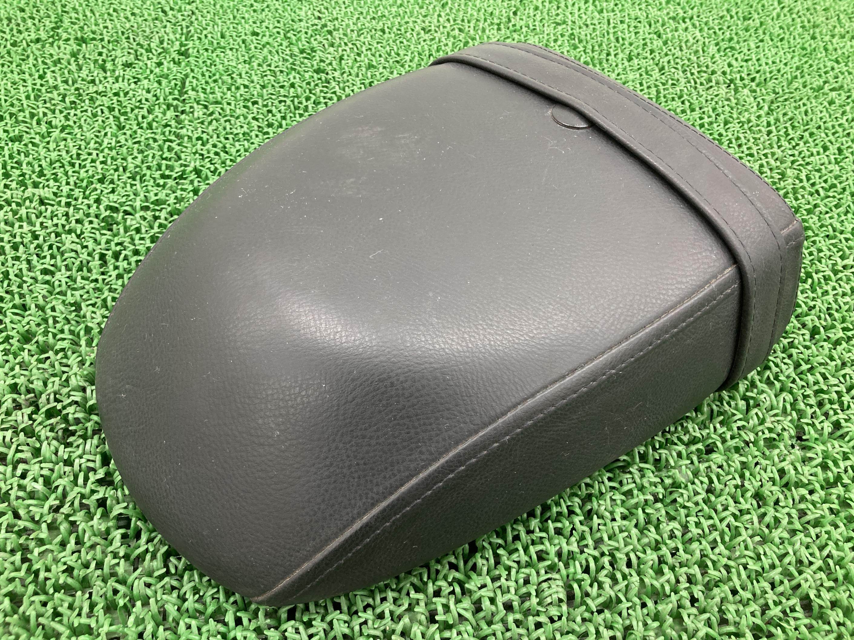 ロケット3 タンデムシート トライアンフ(TRIUMPH) 純正 バイク 部品 トライアンフ 04年外し ノーマルリアシート ピリオンシート 破れ無し 車検 Genuine 【中古】