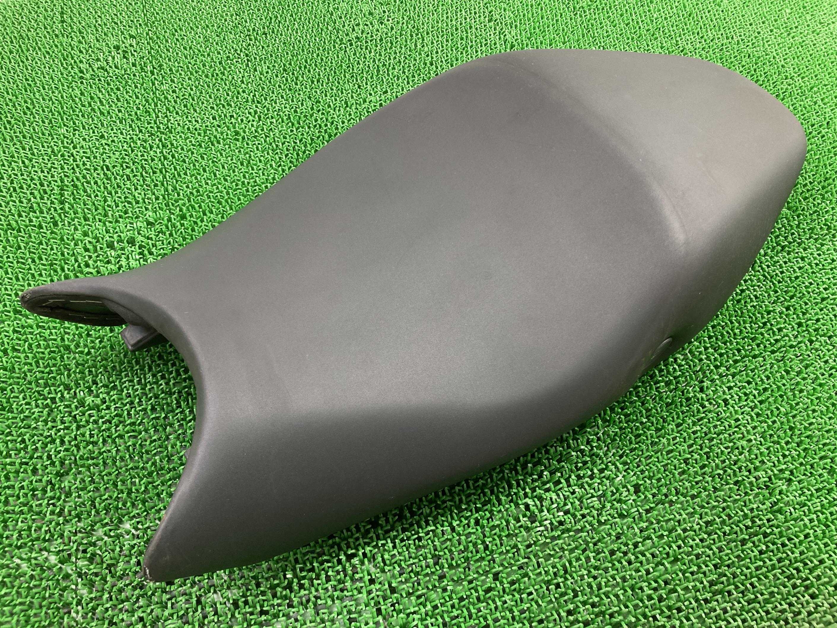 モンスター696 シート ドゥカティ 純正 バイク 部品 M696 修復素材や張替えベースに 品薄 希少品 車検 Genuine 【中古】 10|ティーエスパーツ 店