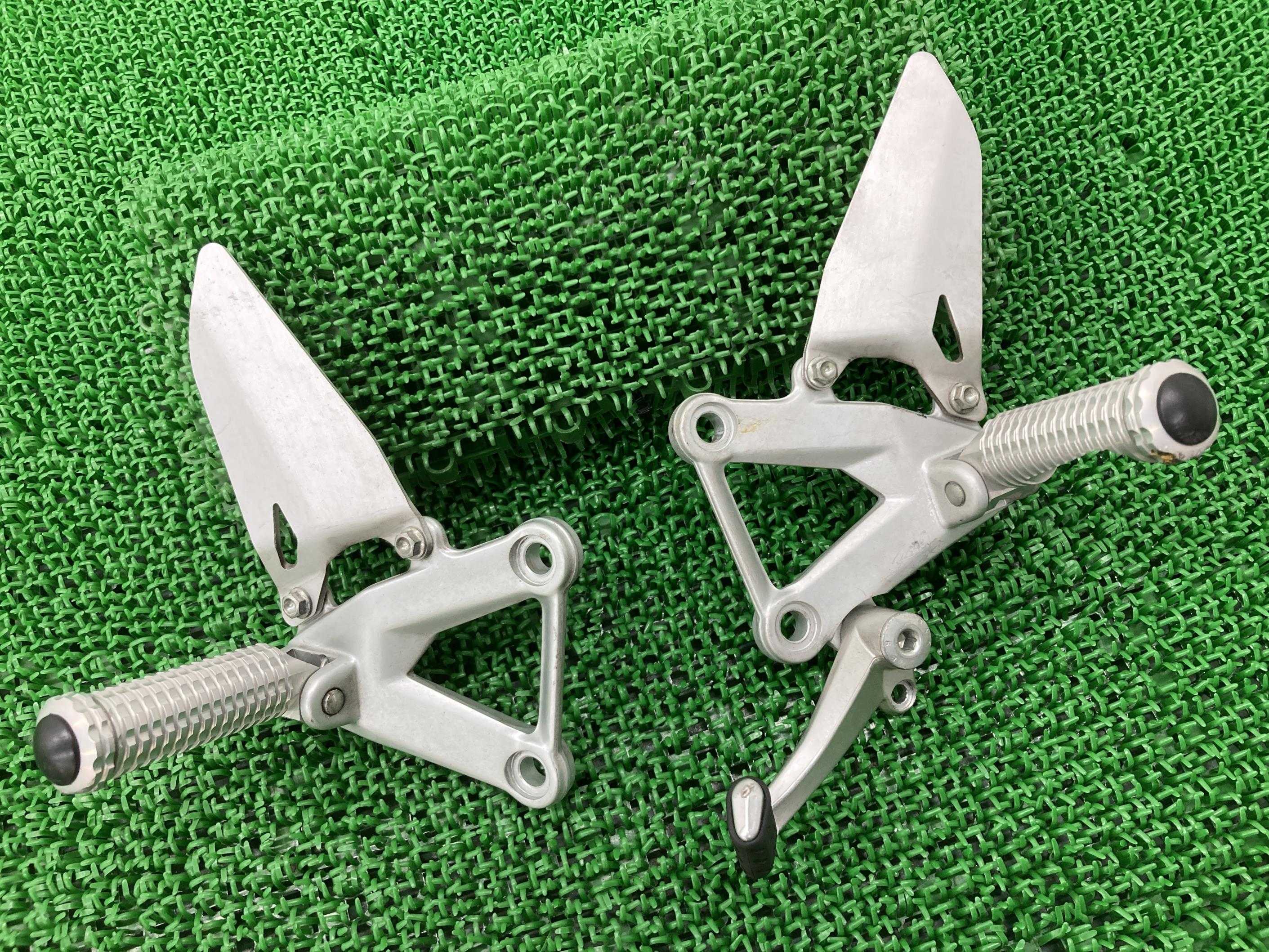 848 1098 1198 ステップ 左右 ドゥカティ 純正 バイク 部品 シフトペダル モトクレイジー製ステップペグ ペイント素材に 曲がり無し 車検 Genuine 【中古】 38|ティーエスパーツ 店