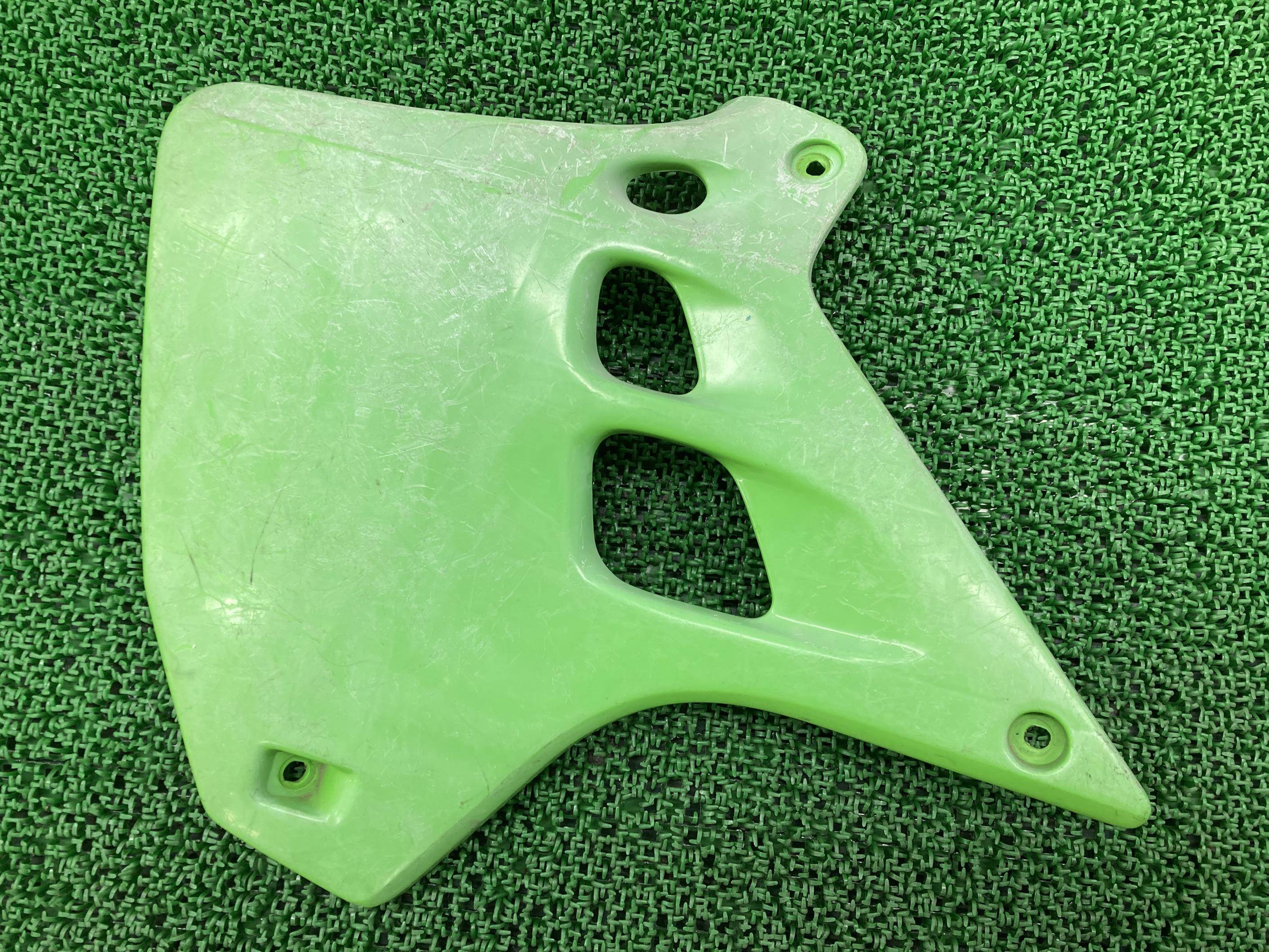 KDX125SR シュラウド 左 緑 カワサキ 純正 バイク 部品 DX125A ペイント素材に 割れ欠け無し 品薄 希少品 車検 Genuine 【中古】 91|ティーエスパーツ 店
